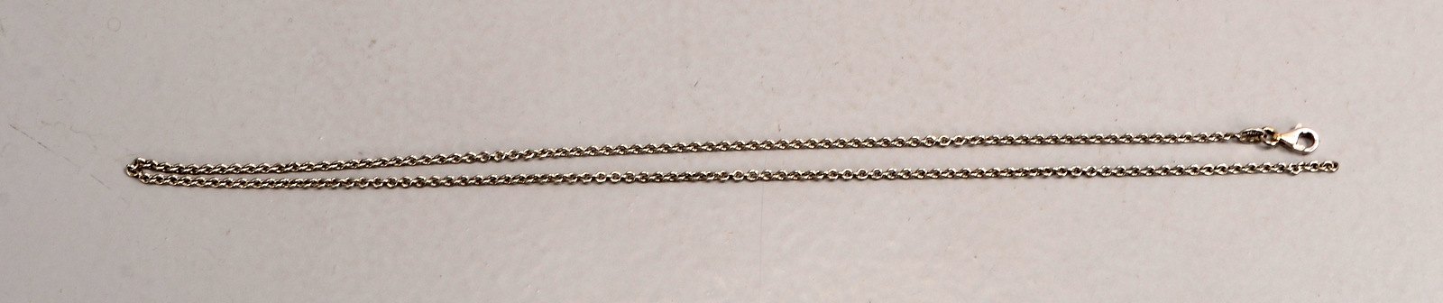 Halskette, Platin, mit Karabinerschließe; Länge 42 cm, Gew. 7 g (Verschlussöse fehlt)