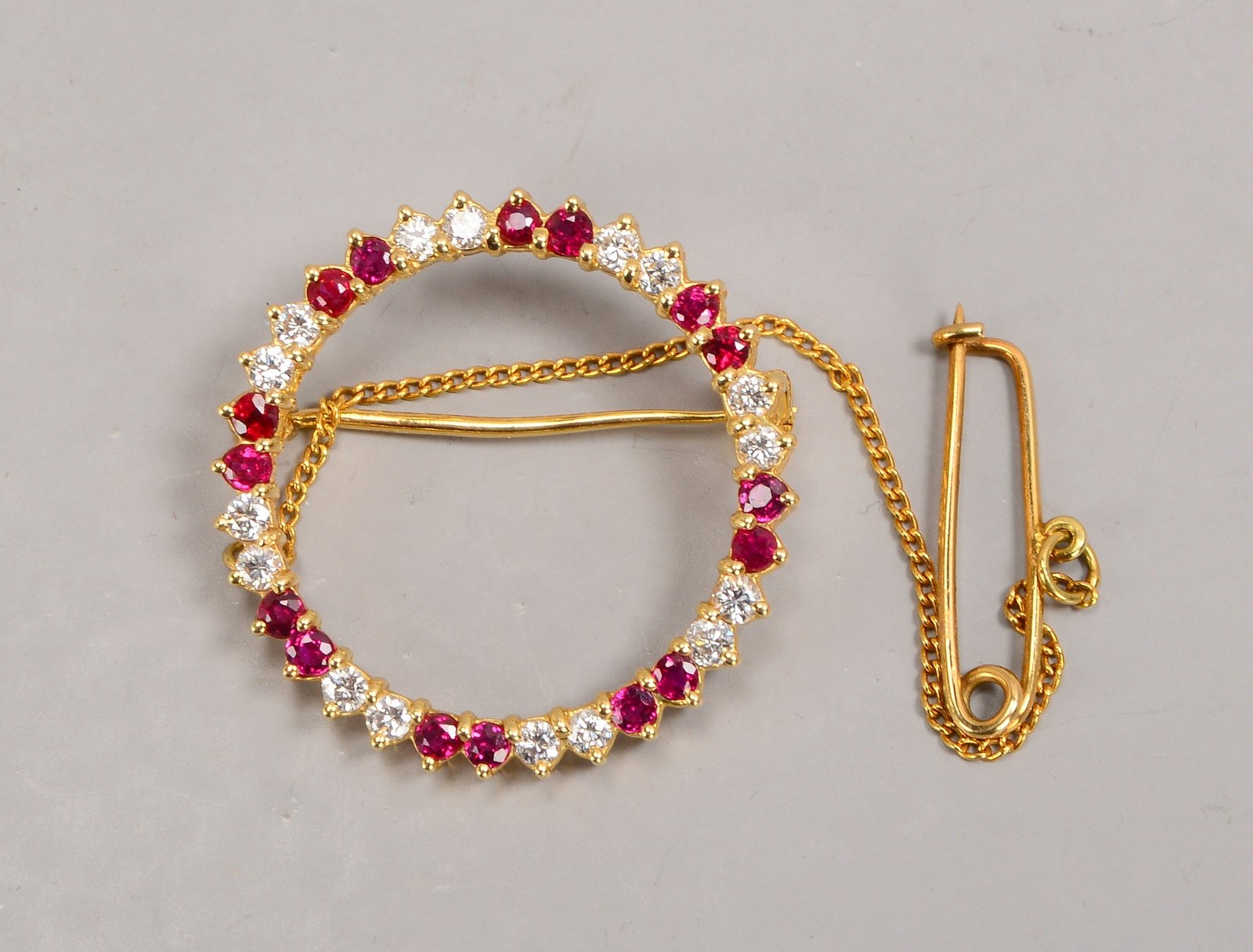 Brosche, 585 GG (gest.), 16x Rubine/ca. 0,56 ct, und 16x Brill./ca. 0,48 ct, H-I, LR