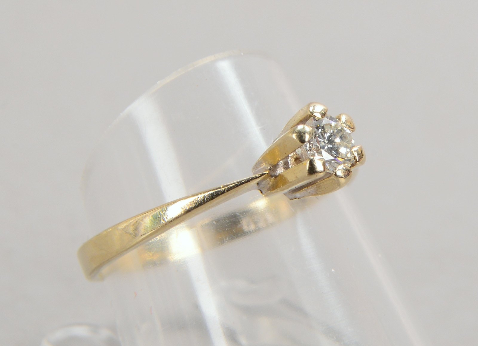 Ring, 585 WG (gest.), mit Brillant von 0,25 ct; RG 56, Gewicht 2,10 g