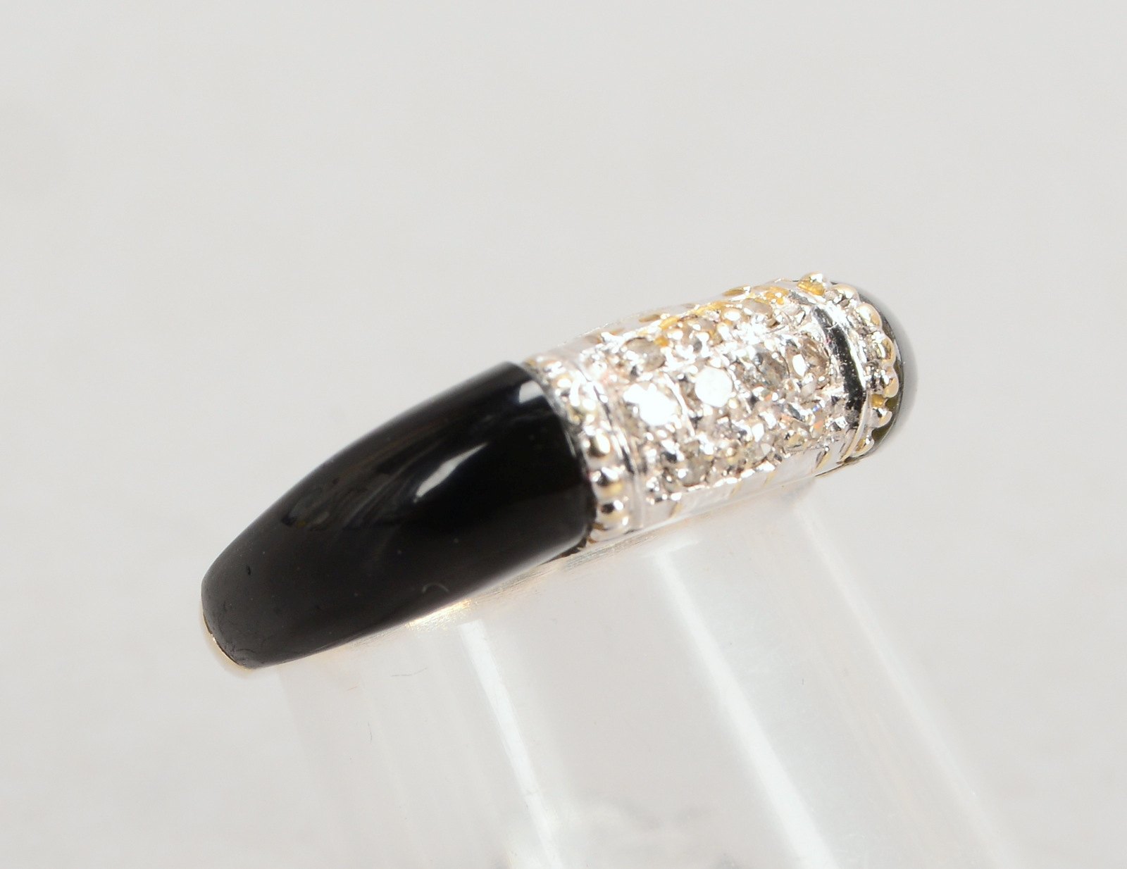 Juwelier Christ, Ring, 585 WG (gest.), mit Onyx/Diamanten; RG 51, Gewicht 3,80 g