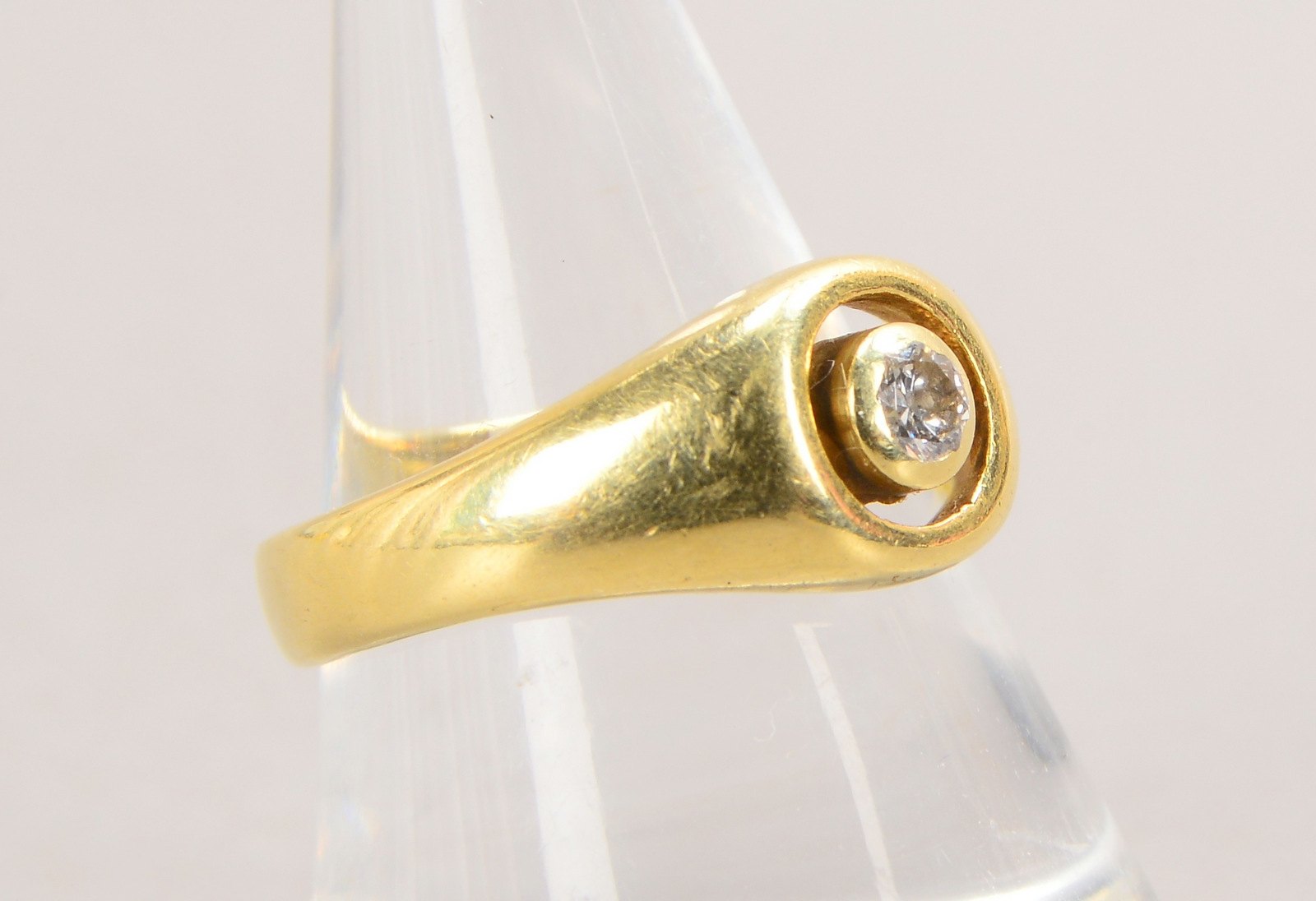 Ring, 585 GG (gest.), mit Brillant von 0,16 ct; RG 50, Gewicht 3,20 g