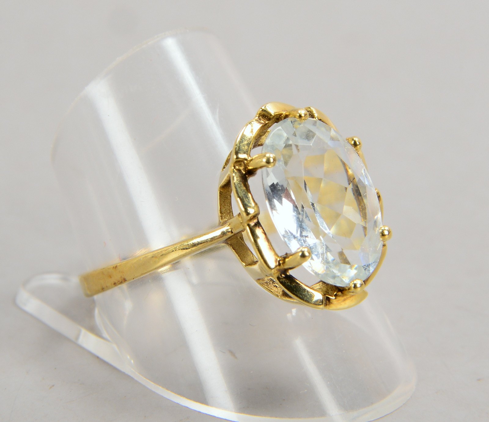 Ring, 585 GG (gest.), mit fac. ovalem Aquamarin; RG 62, Gewicht 3,50 g