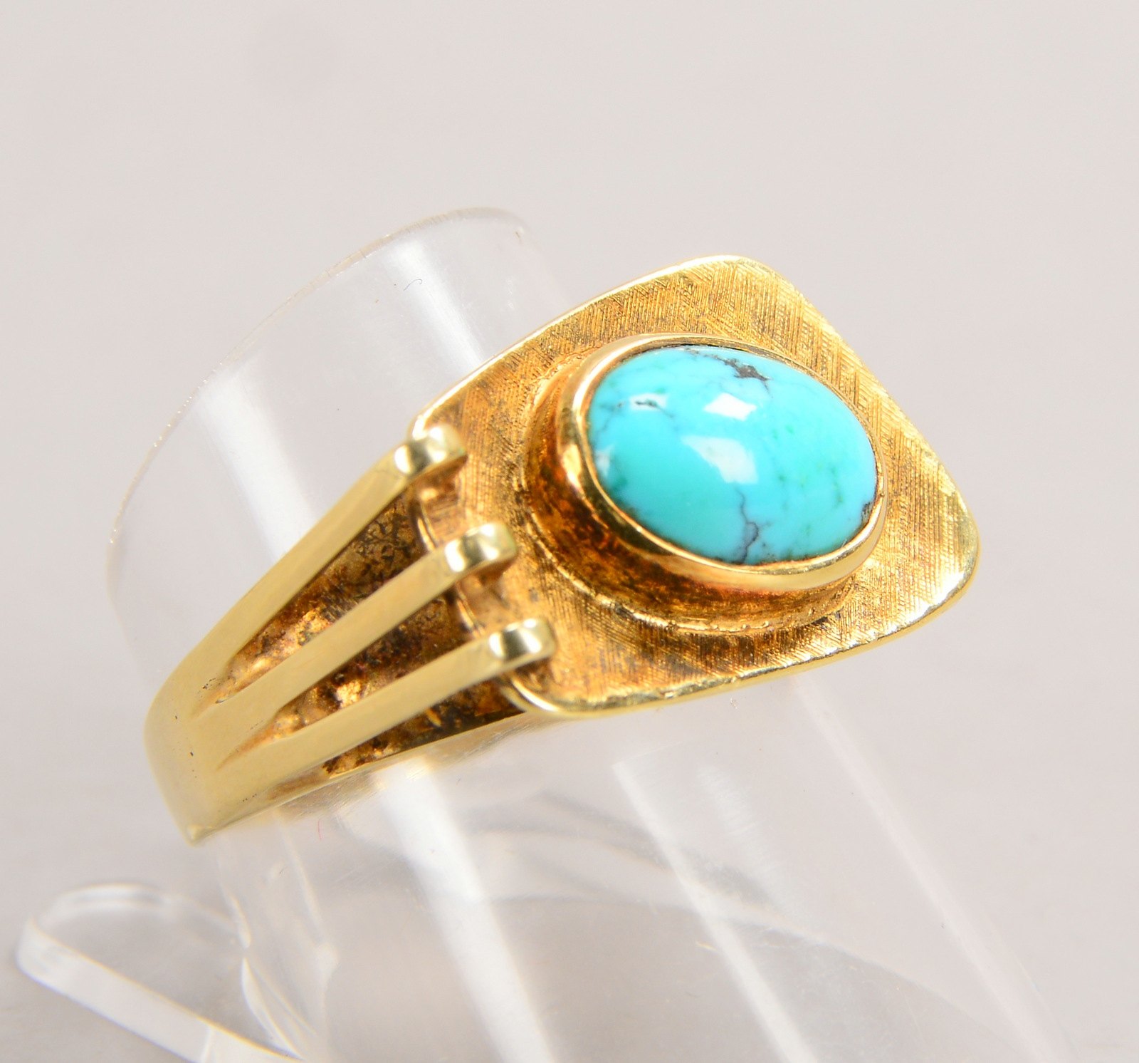 Ring, 585 GG (gest.), mit Türkis-Cabochon; RG 58, Gewicht 5,50 g
