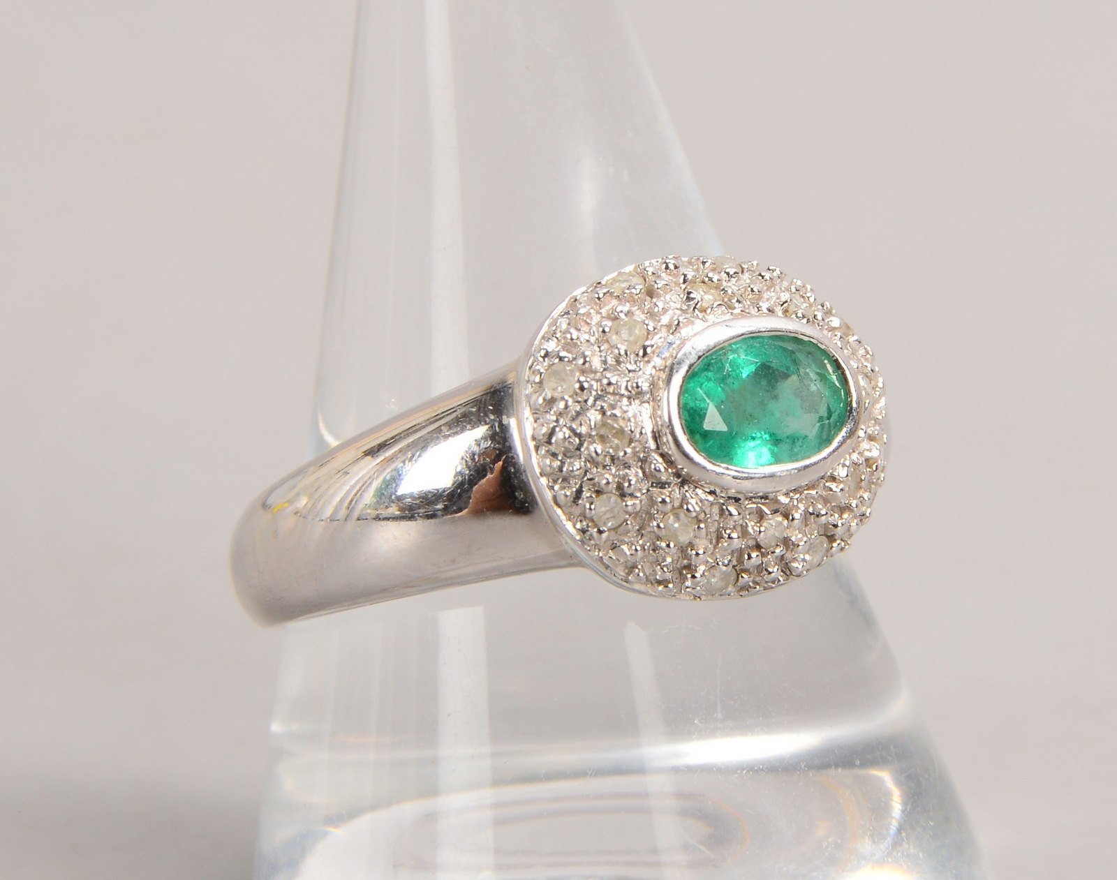 Ring, 585 WG (gest.), mit einzelnem Smaragd und Diamanten; RG 55, Gew. 3,50 g