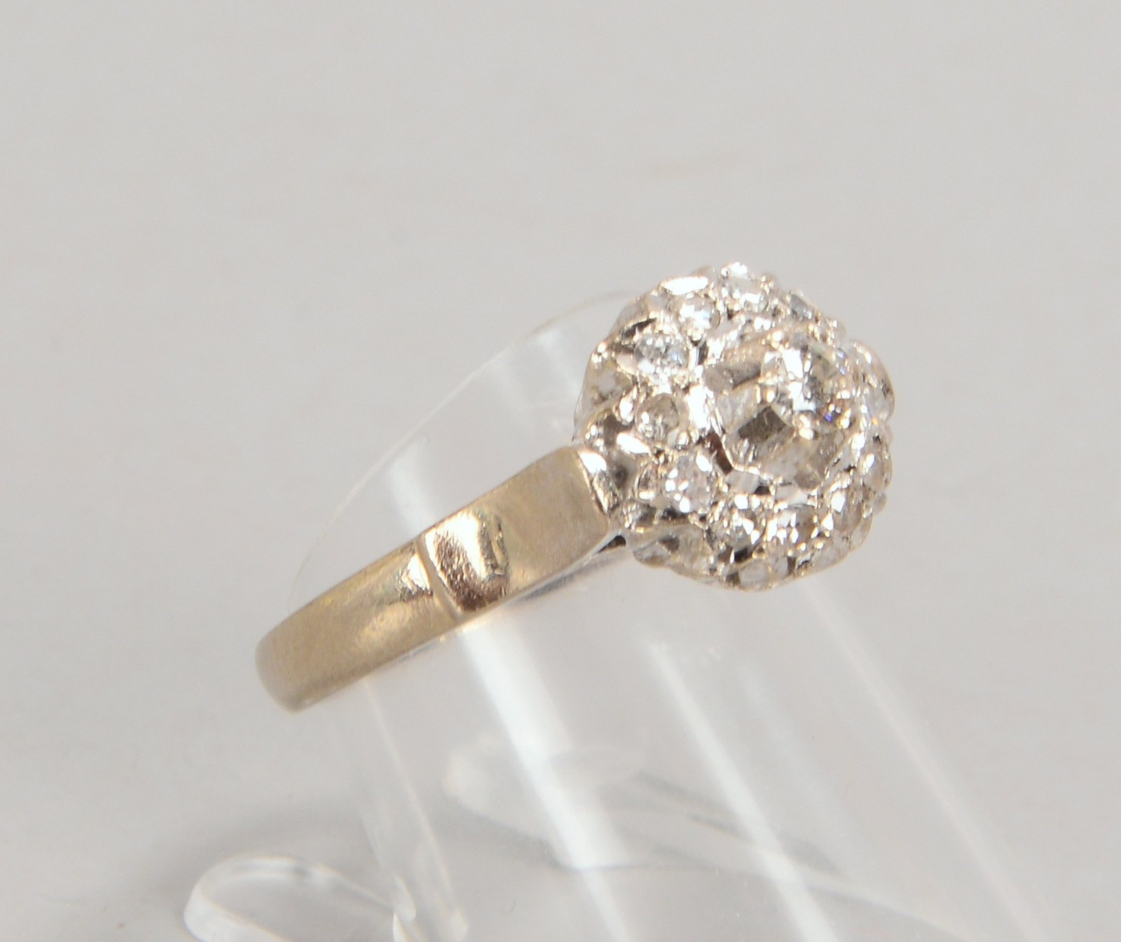 Ring, 750 WG (gest.), mit Brillant von ca. 0,15 ct, P1, mit Diamant-Entourage
