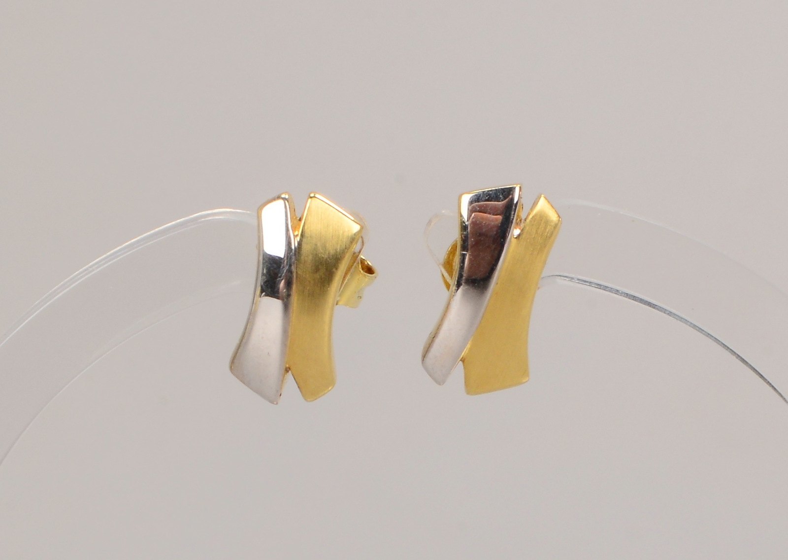 Paar Ohrstecker, 585 GG/WG (gestempelt); Länge 11 mm, Gewicht 2 g
