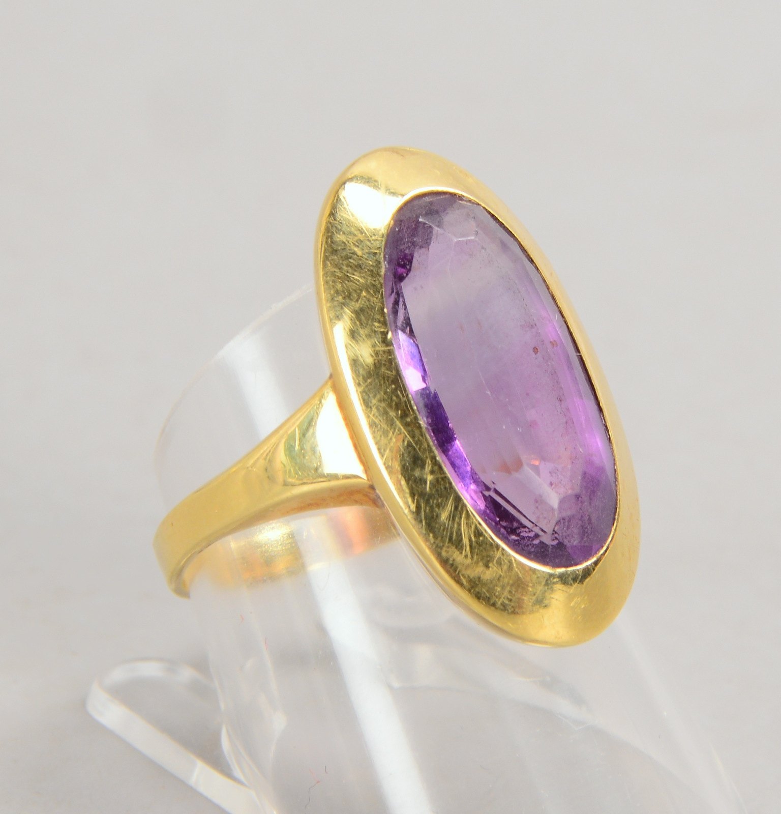 Ring, 585 GG (gest.), mit fac. Amethyst im Ovalschliff; RG 59, Gew. 5,20 g
