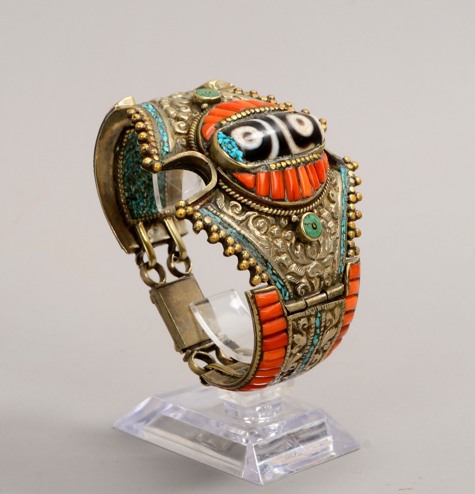 Enthnoschmuck: Armband, Korallen-/Schmucksteinbesatz, Fassung teils relief.