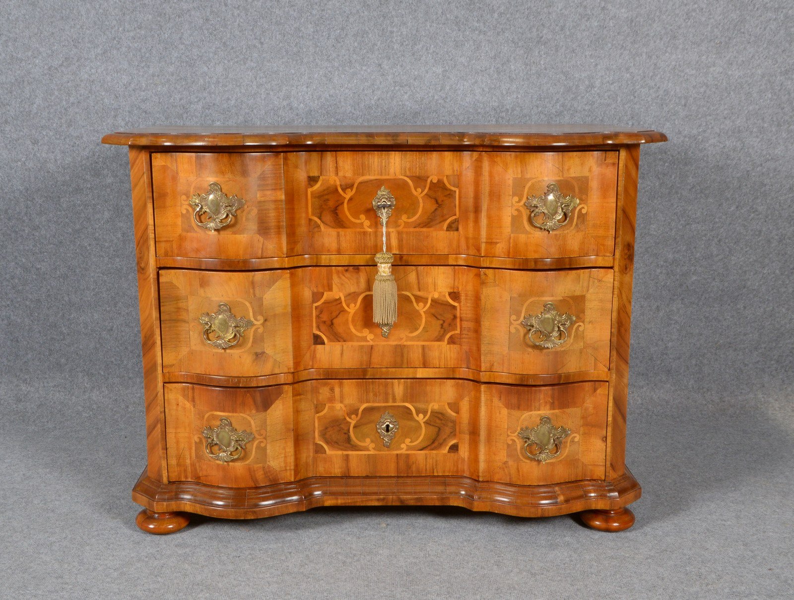Barockkommode, Sägefurnier/Weichholz, Edelholz-Intarsien/orig. Beschläge