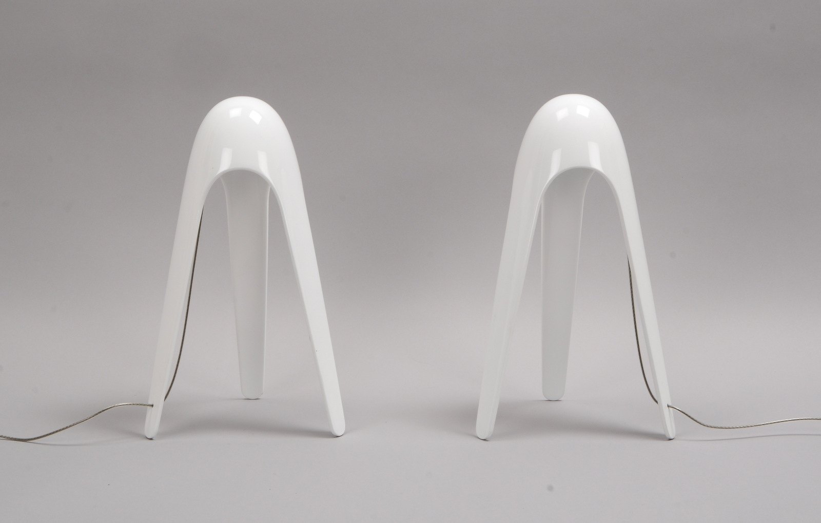 Martinelli Luce/Italien, Paar Designer-Leuchten, 'Cyborg', Aluminium/weiß lackiert