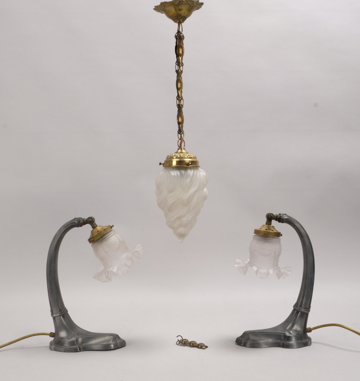 3 Jugendstil-Lampen, Schirme geätztes Glas: Paar Tischlampen und Deckenlampe