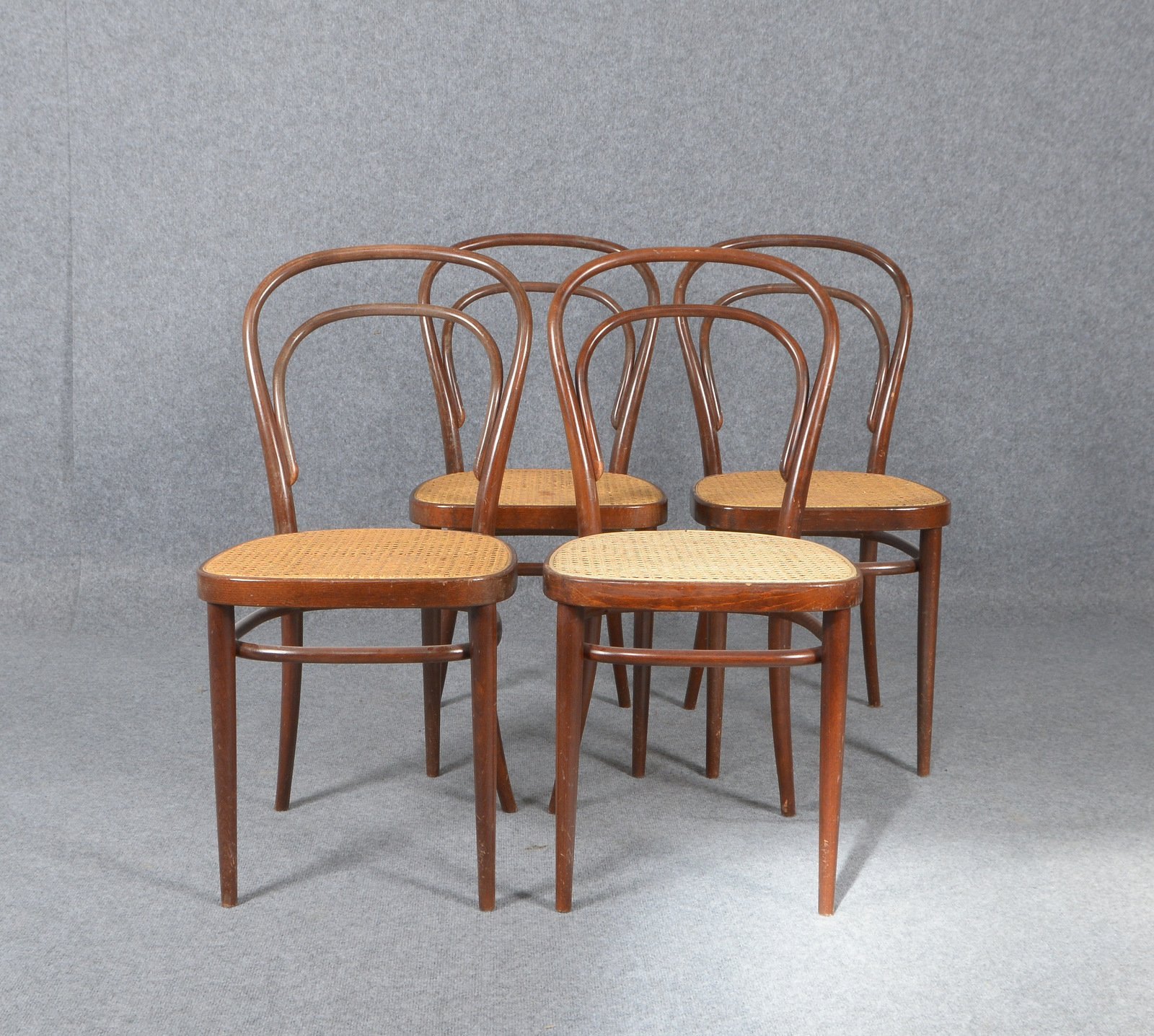 Thonet, 4x Designerstühle, Bugholz gebogen, mit Rattangeflecht - intakt/1x neu bez.