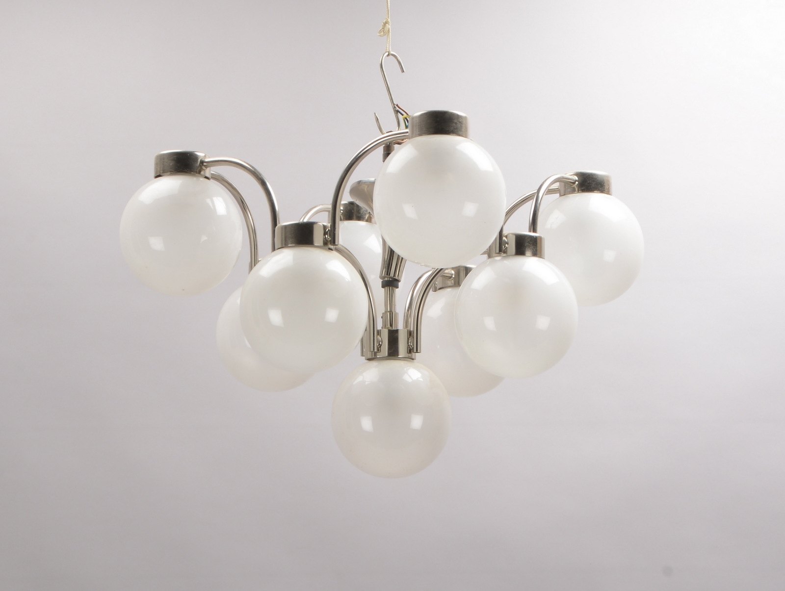 Deckenlampe, 9-flammig, verchromtes Stahlrohr und Kugelglas/inwendig mattiert