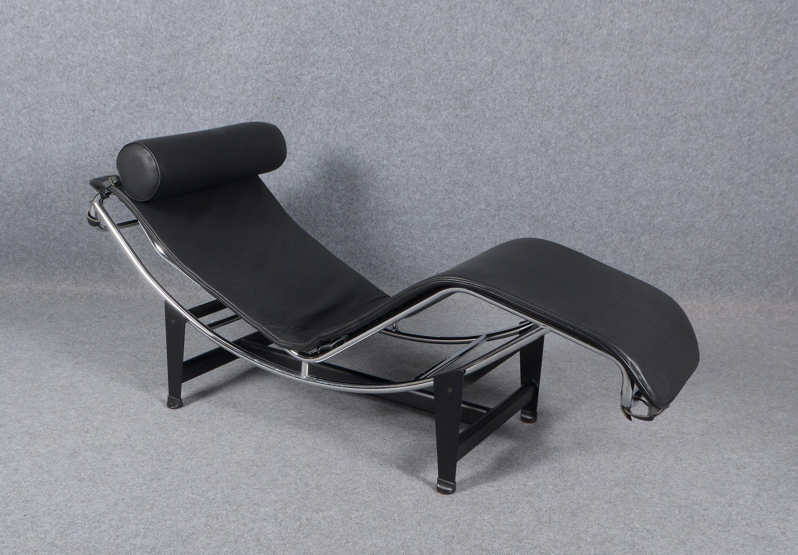 Designer-Chaiselongue ('LC4'-Replik), Lederauflage in Schwarz, auf Gestell
