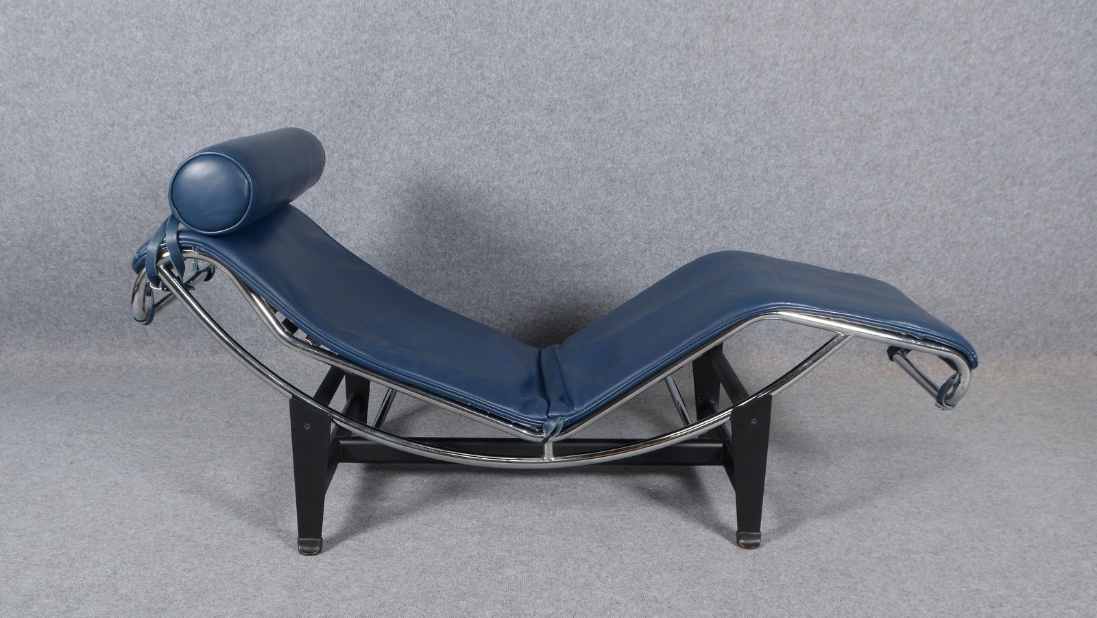 Designer-Chaiselongue ('LC4'-Replik), Lederauflage in Blau, auf Gestell