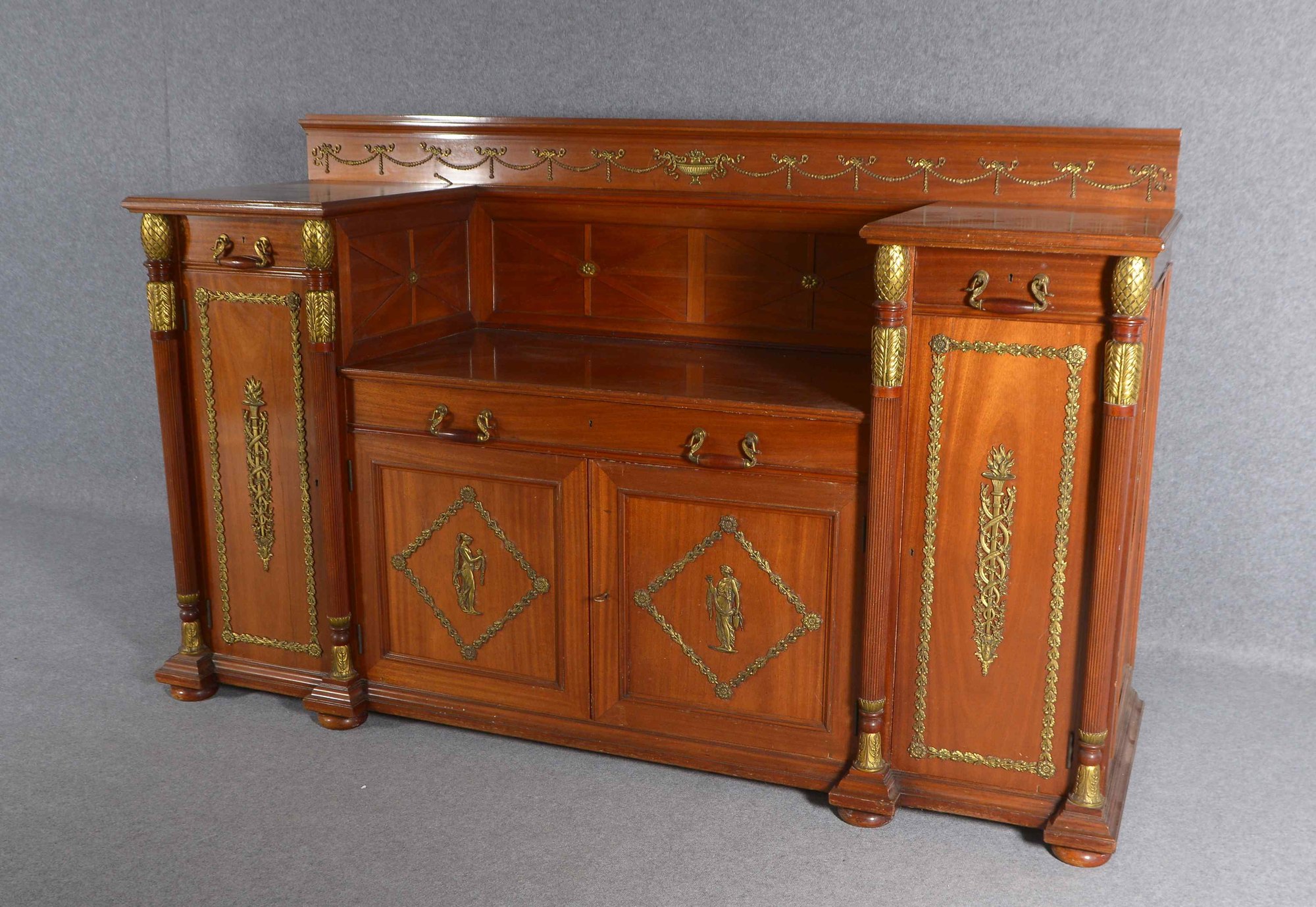 Buffet (Empire-Stil), Mahagoni massiv, 3-schübiger Korpus/4-türig