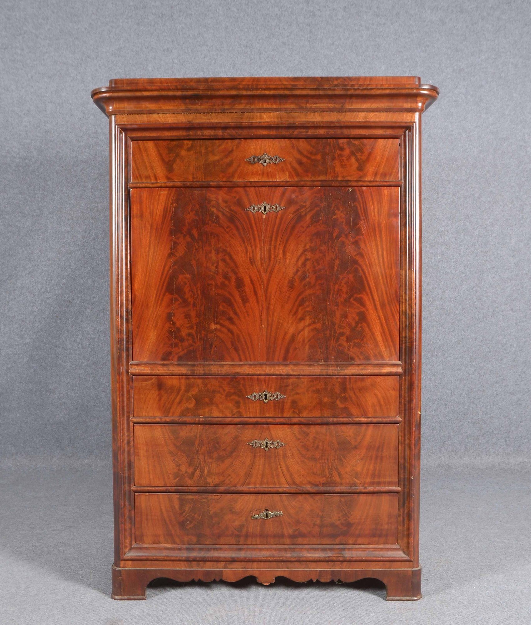 Kastensekretär (Louis Philippe), Mahagonifurnier auf Nadelholz(?)