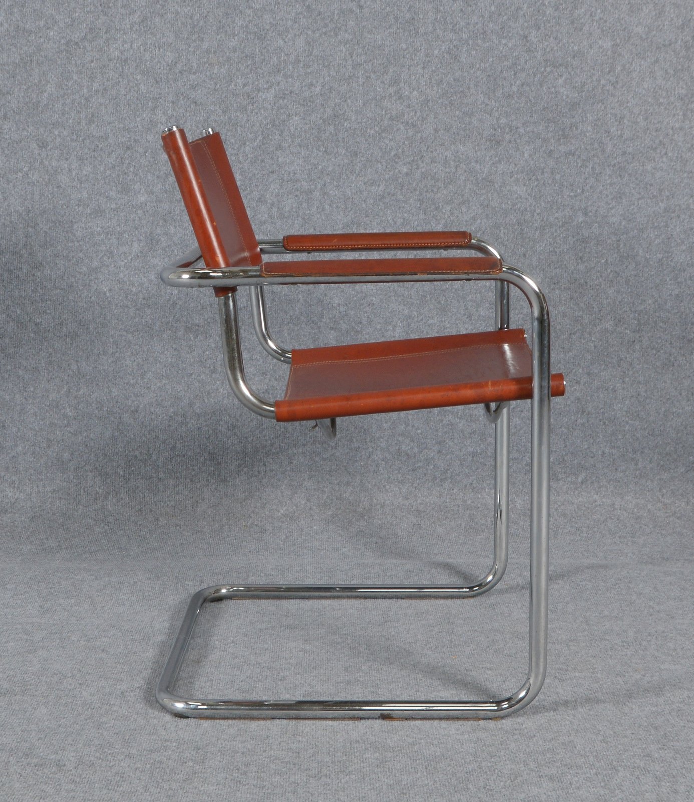 Freischwinger (im Bauhaus-Stil), Chrom, mit Kernleder in Dunkelbraun; Lehnhöhe 79 cm