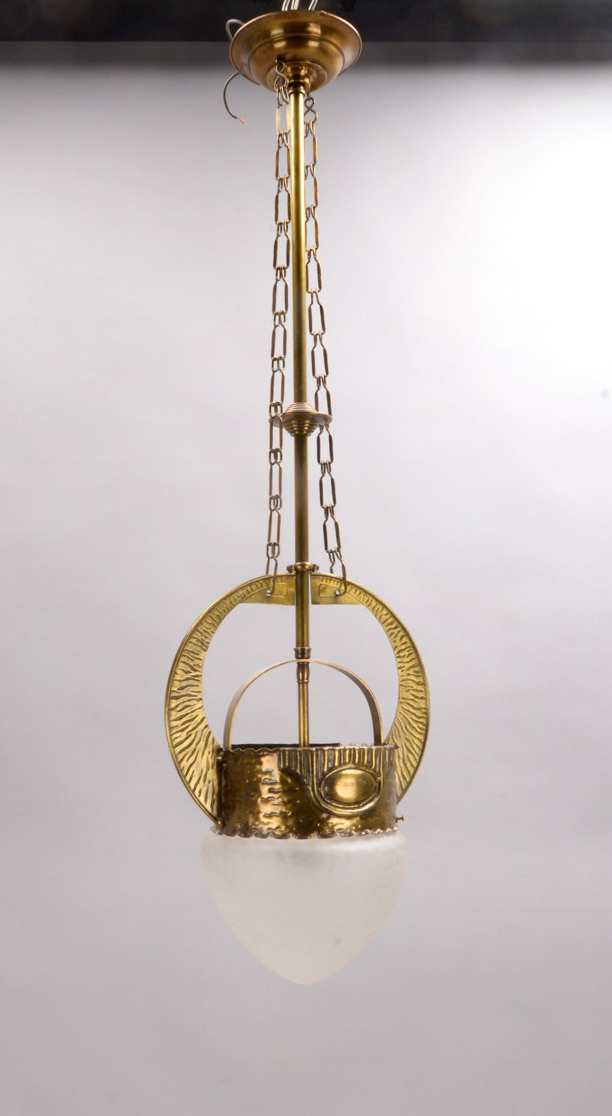 Deckenlampe (Art déco-Stil), 1-fl., mattiertes Glas; Abhänghöhe ca. 90 cm