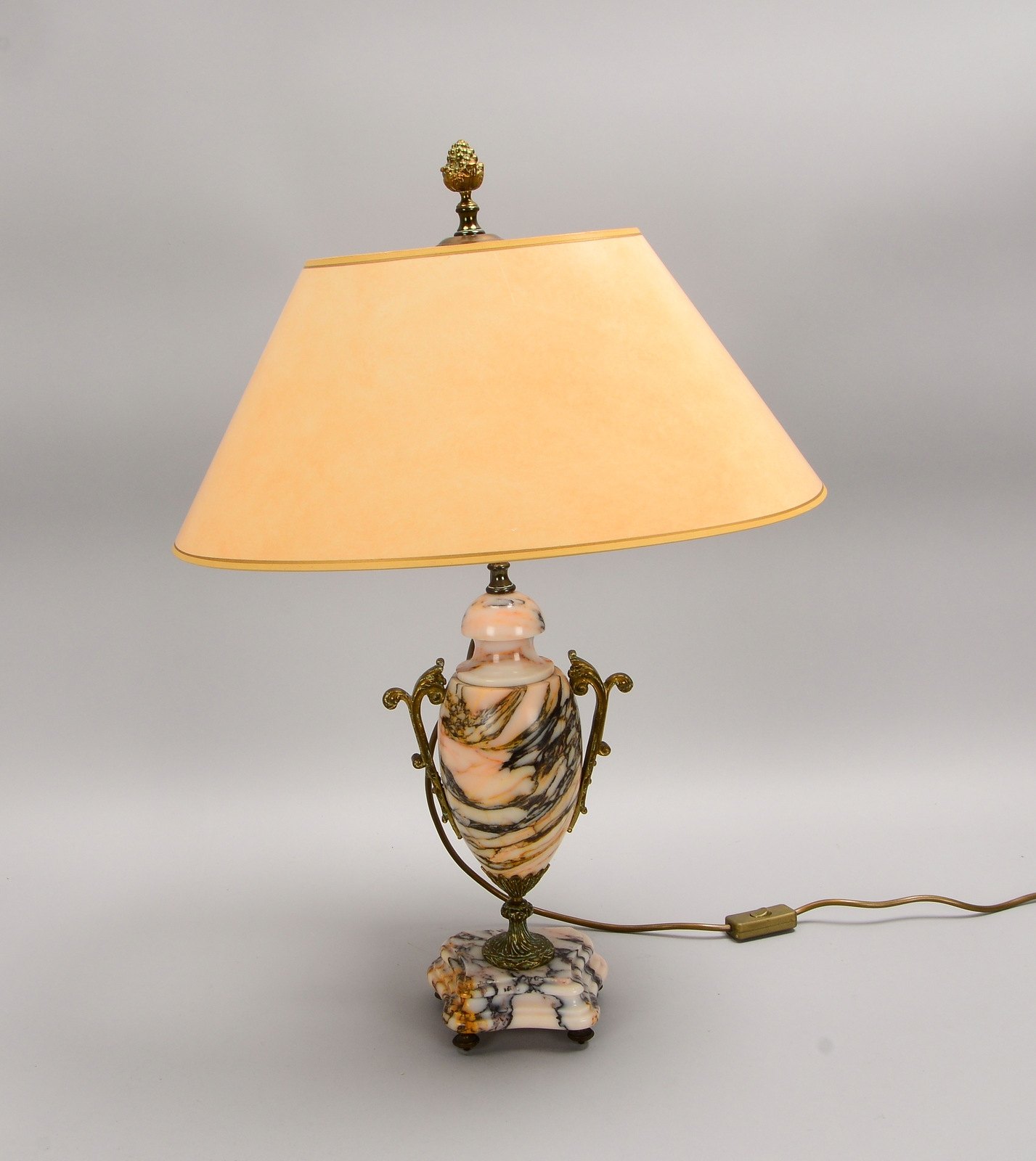 Tischlampe, antik, 2-fl., Alabaster-Stand/Fuß, mit Bronzeappl., Schnurschalter