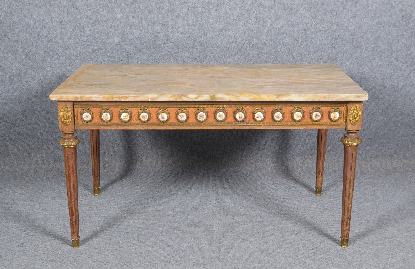 Couchtisch (Empire-Stil), Zargen mit Porz.-Plaketten/Metallapplik., mit Marmorplatte