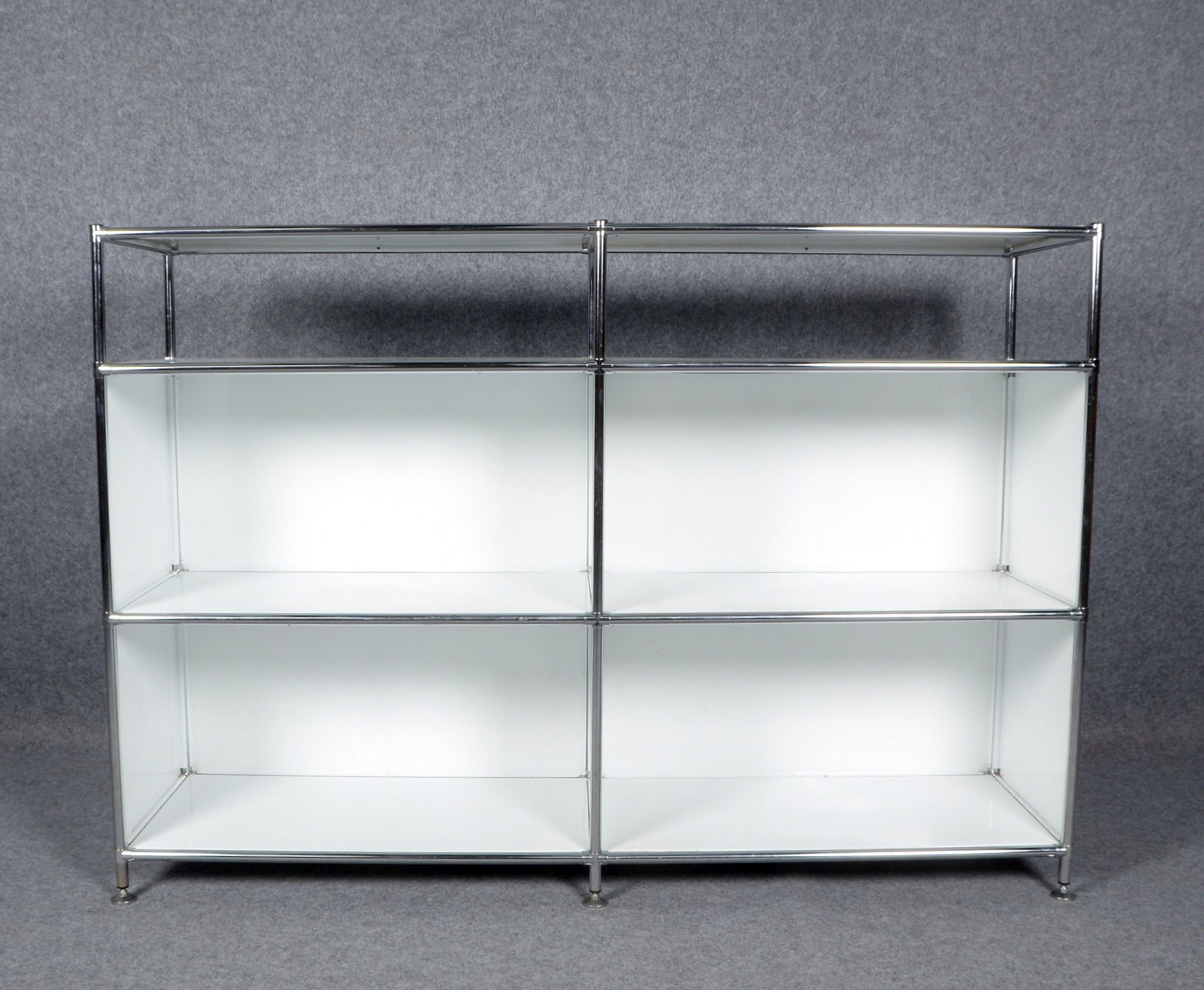 Designer-Regaltresen (USM Haller-Art), Metall verchromt/weiß gef.; 105 x 150 x 40 cm