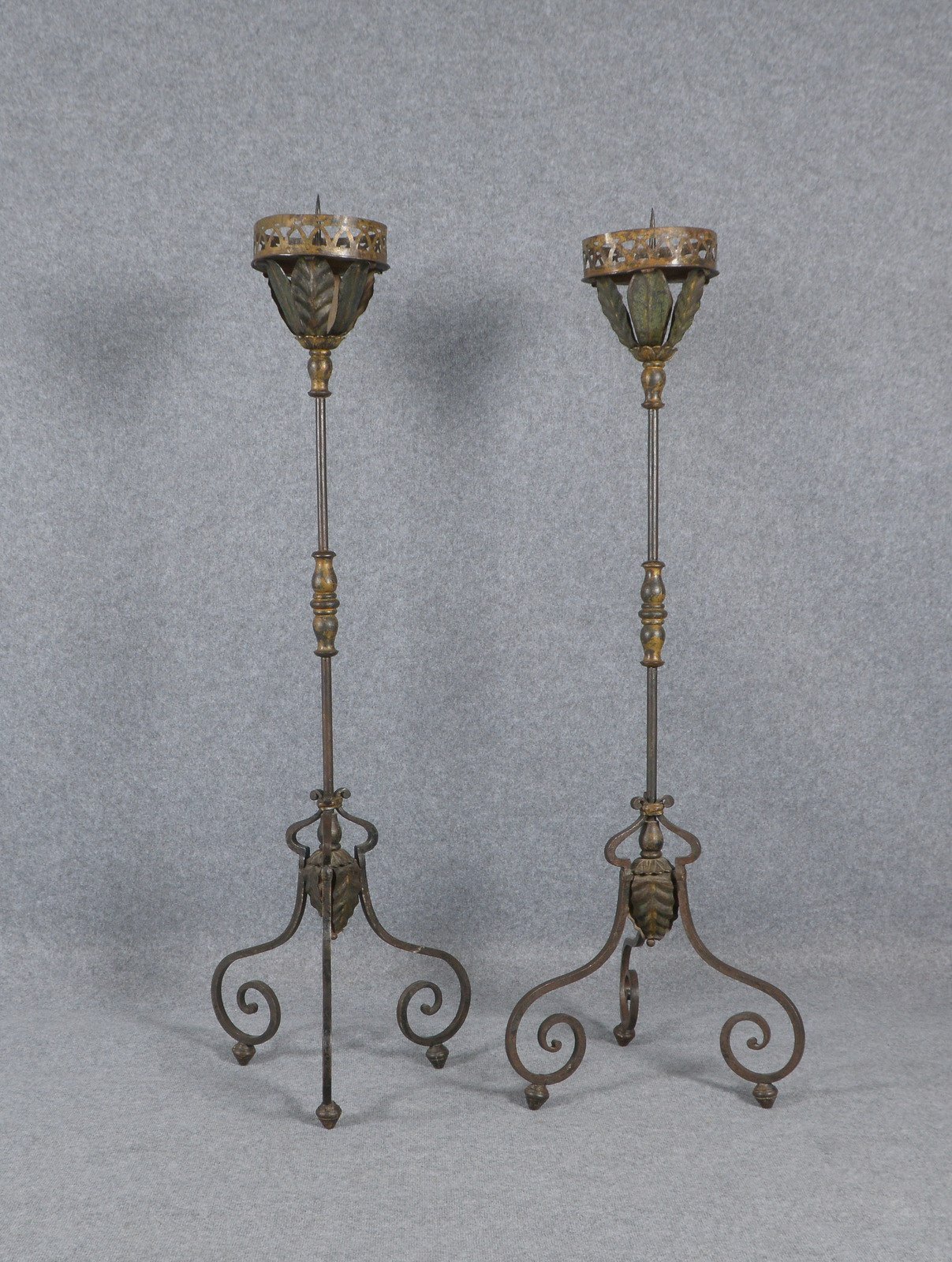 Paar Standleuchter (wohl 17. Jh.), Eisen, für Kerzenbeleuchtung; Höhe 150 cm, Ø 22 cm
