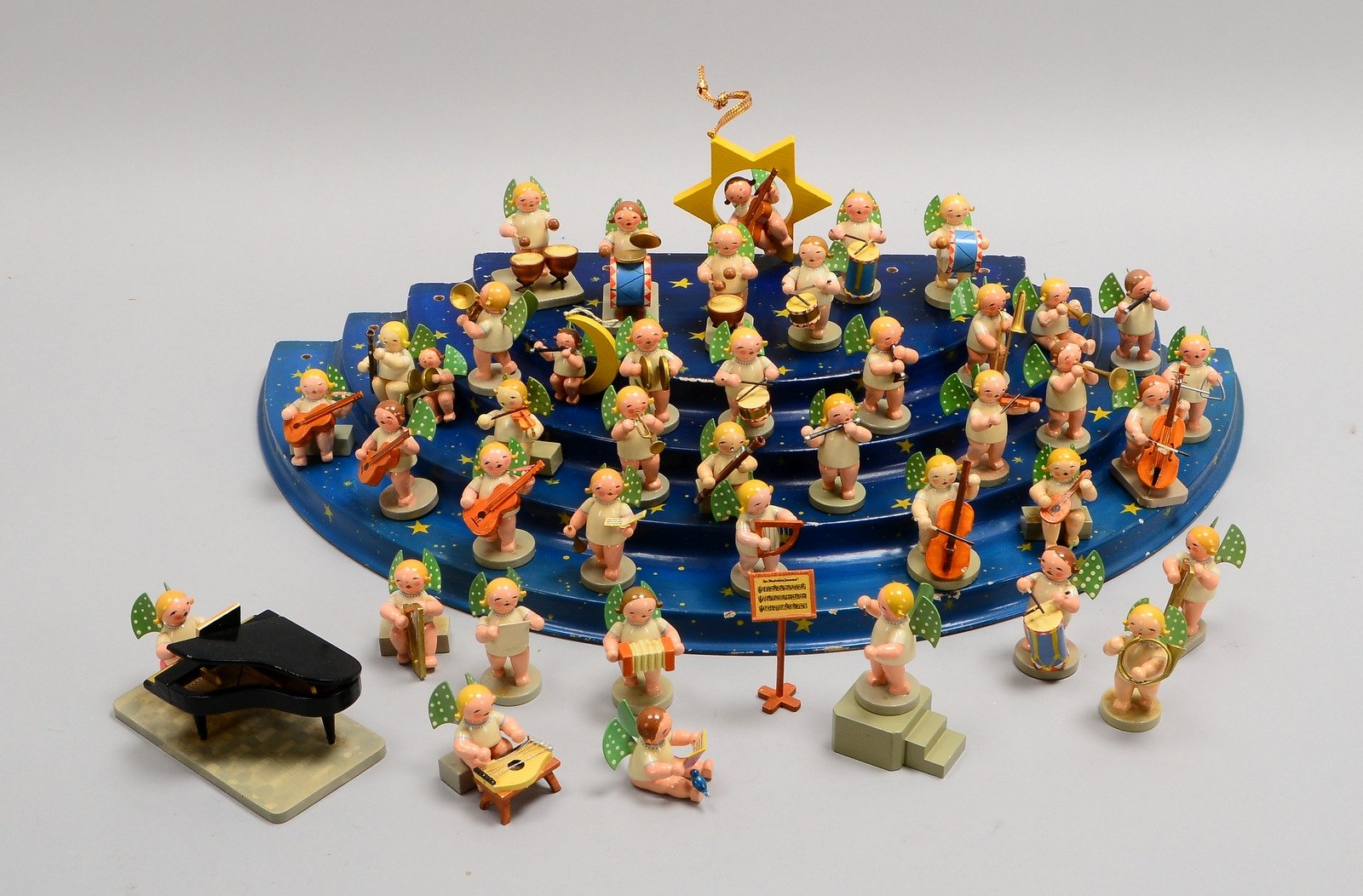 Wendt & Kühn, Erzgebirge-Sammlerfiguren, 'Engelskapelle', 42-tlg., auf Podest