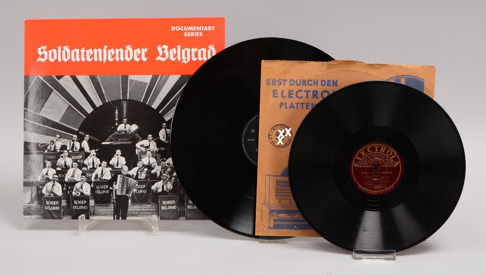 2 Platten: 'Lale Andersen, Lied eines jg. Wachpostens'; und 'Soldatensender Belgrad'