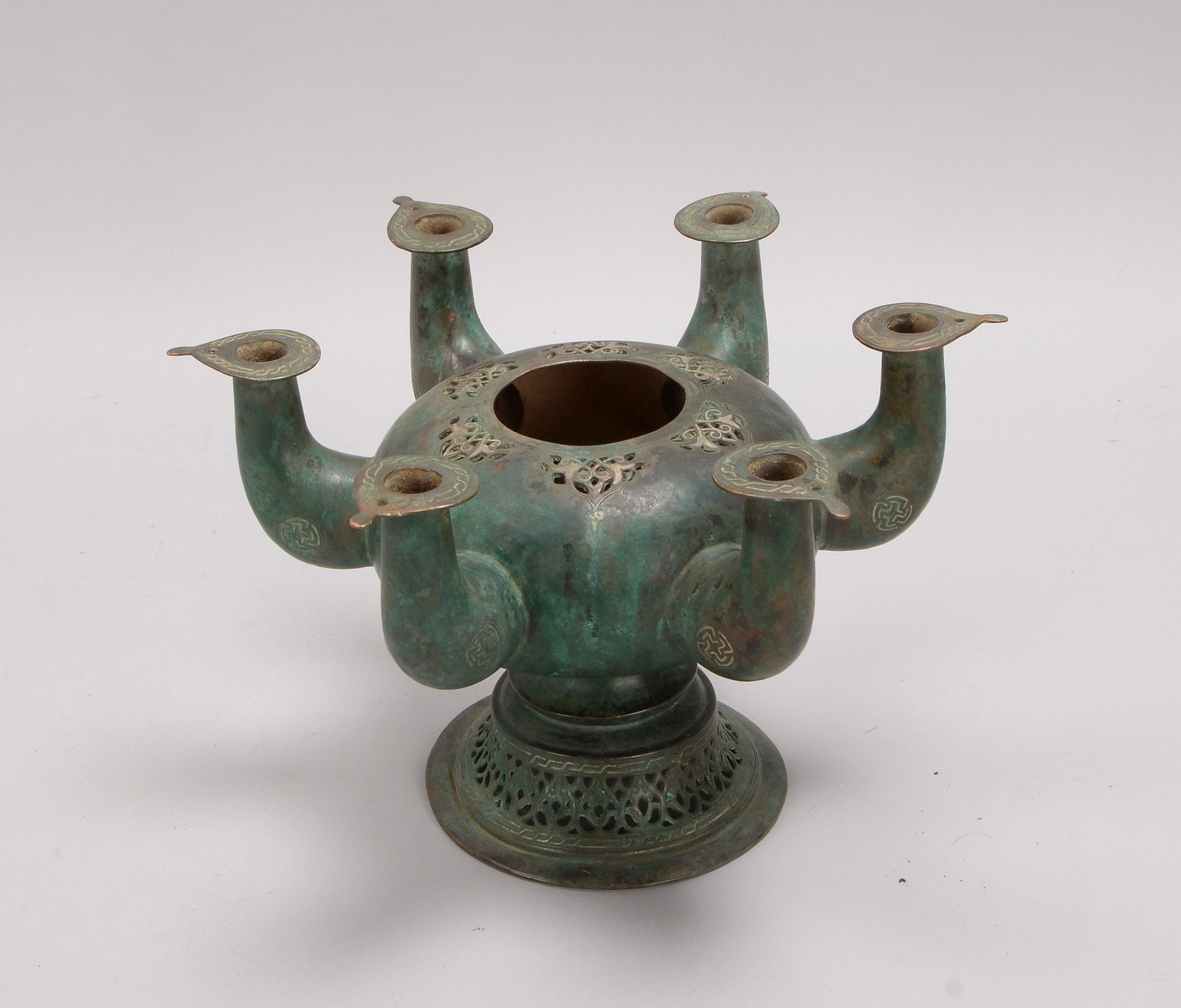 Öllampe (islamisch), Bronze, 6-fl., teils ornamental durchbr., grüne Patina; Höhe 19 cm