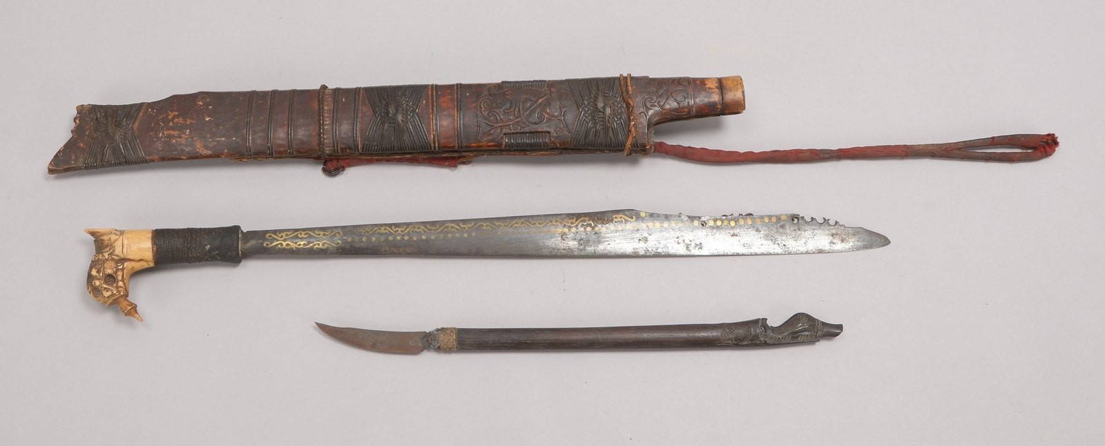 Mandau (Kopfjäger Schwert der Dayak aus Malaysia), Eisenklingen, beschnitzte Holz-/Bambusscheide