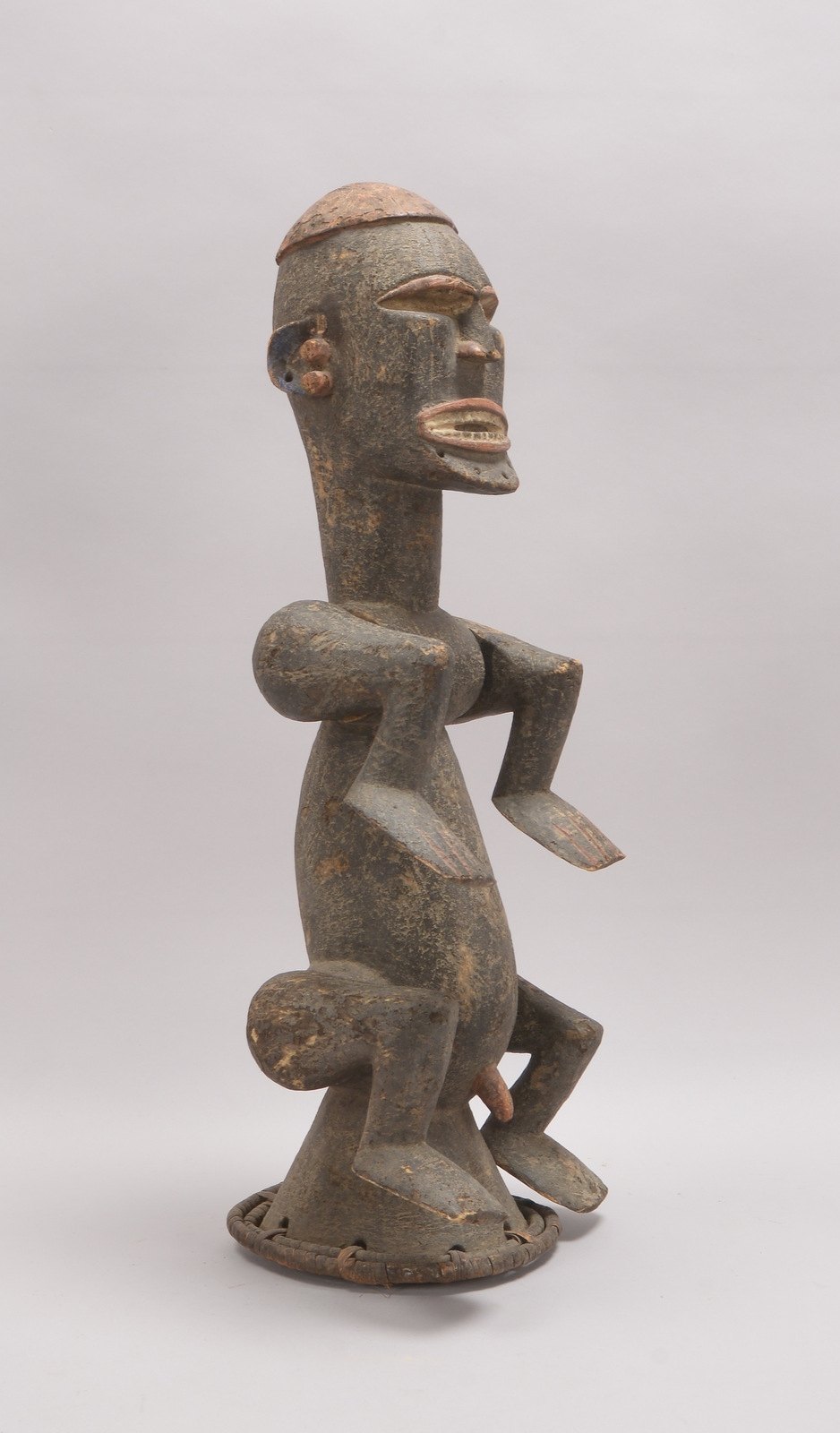Holzfigur (Benin), 'Sitzender Mann mit entblößtem Phallus', gesteckte Arme/Beine