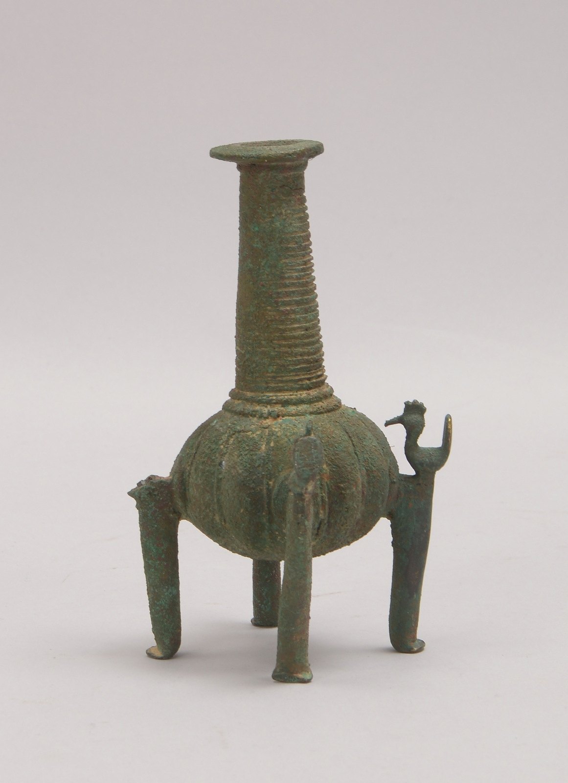Antikes Bronzegefäß/Parfümbehältnis, Bronze mit grüner Patina; Höhe 15 cm