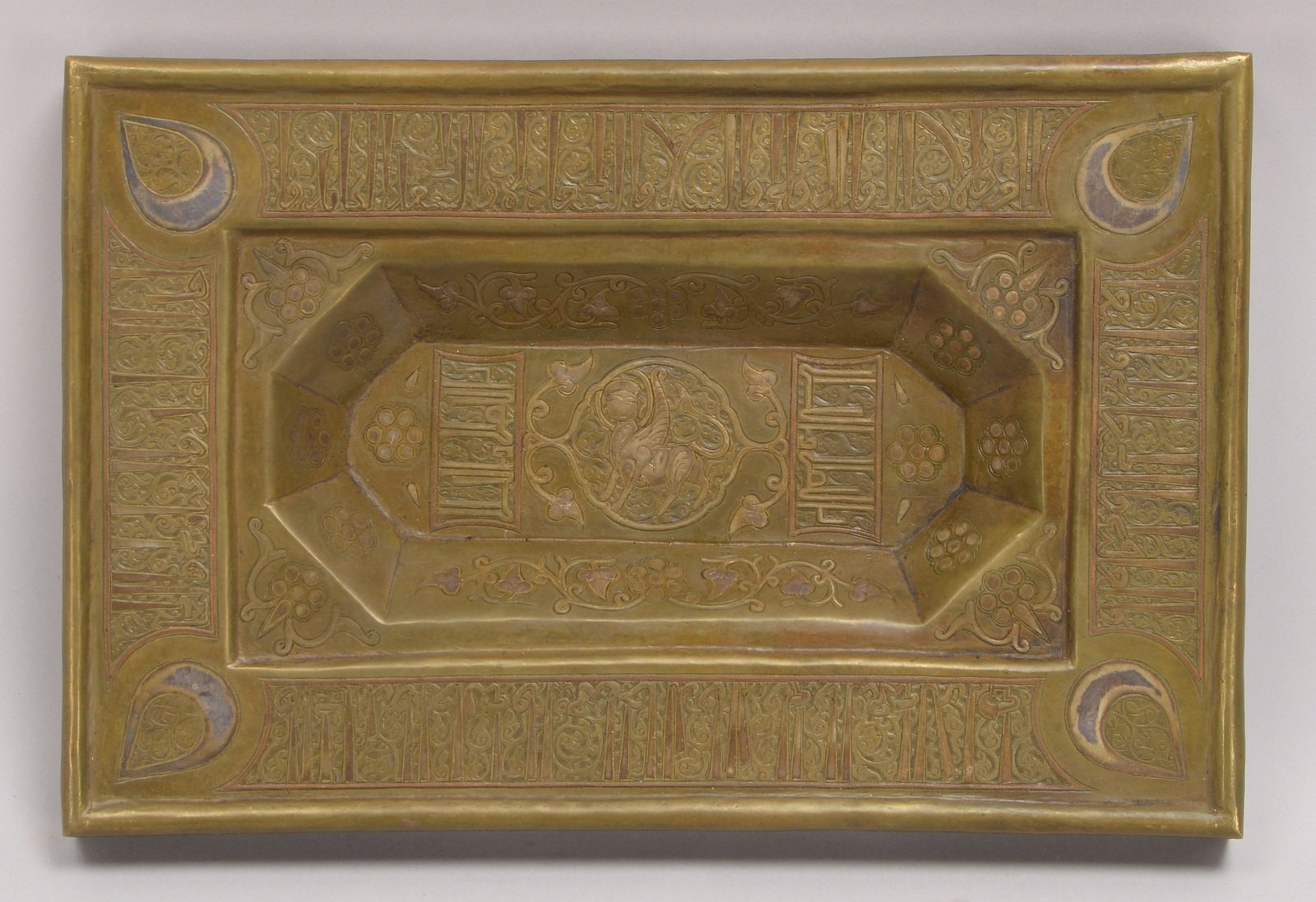Wandrelief (isl.), Bronze, mit ornamentaler Verzierung und arabischer Schrift