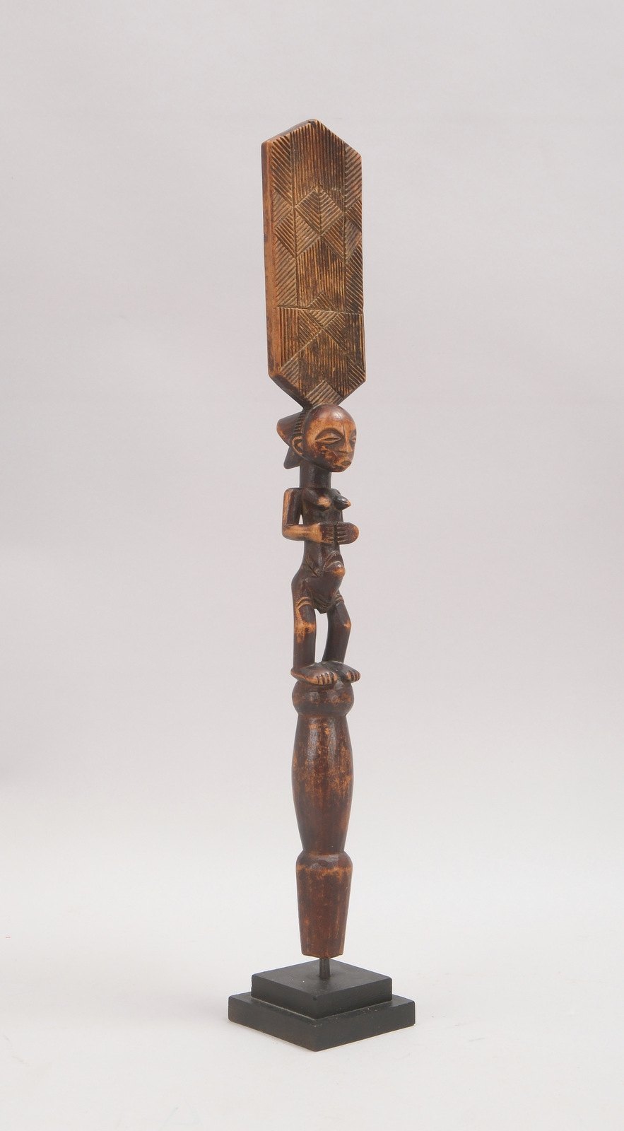 Zeremonienstab/Ritualfigur, aus pat. Holz geschn. 'Frauendarstellung', auf Sockel
