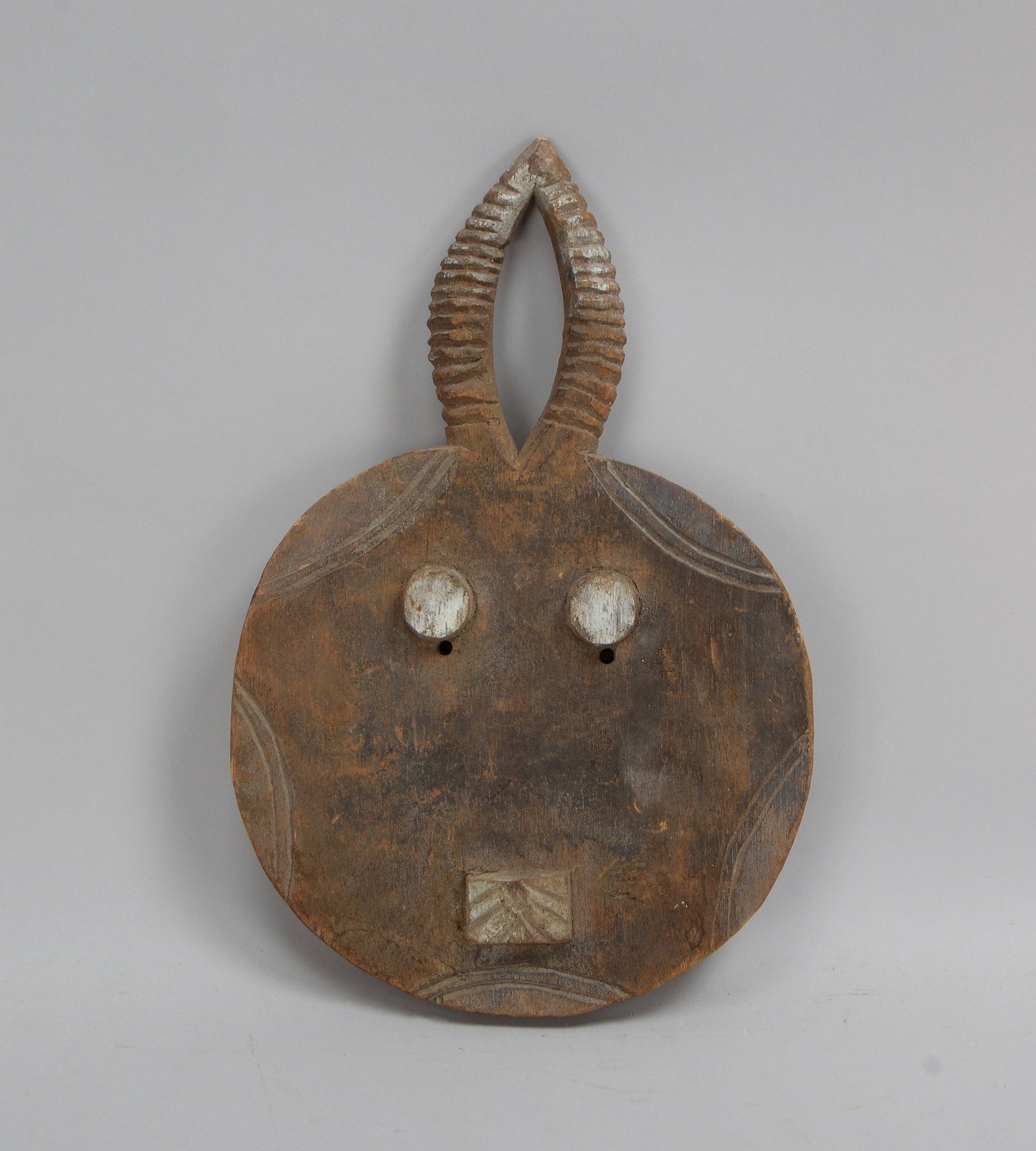 Ritualmaske (Baule/Elfenbeinküste), 'Goli', stilis. gehörntes Gesicht, Holz/weiß gef.