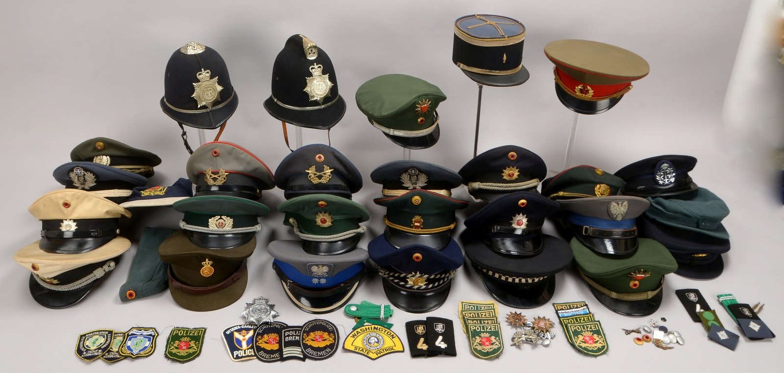 25 Helme und Schirmmützen, 'Polizei' und 'Militär', versch. Länder und Ausf.