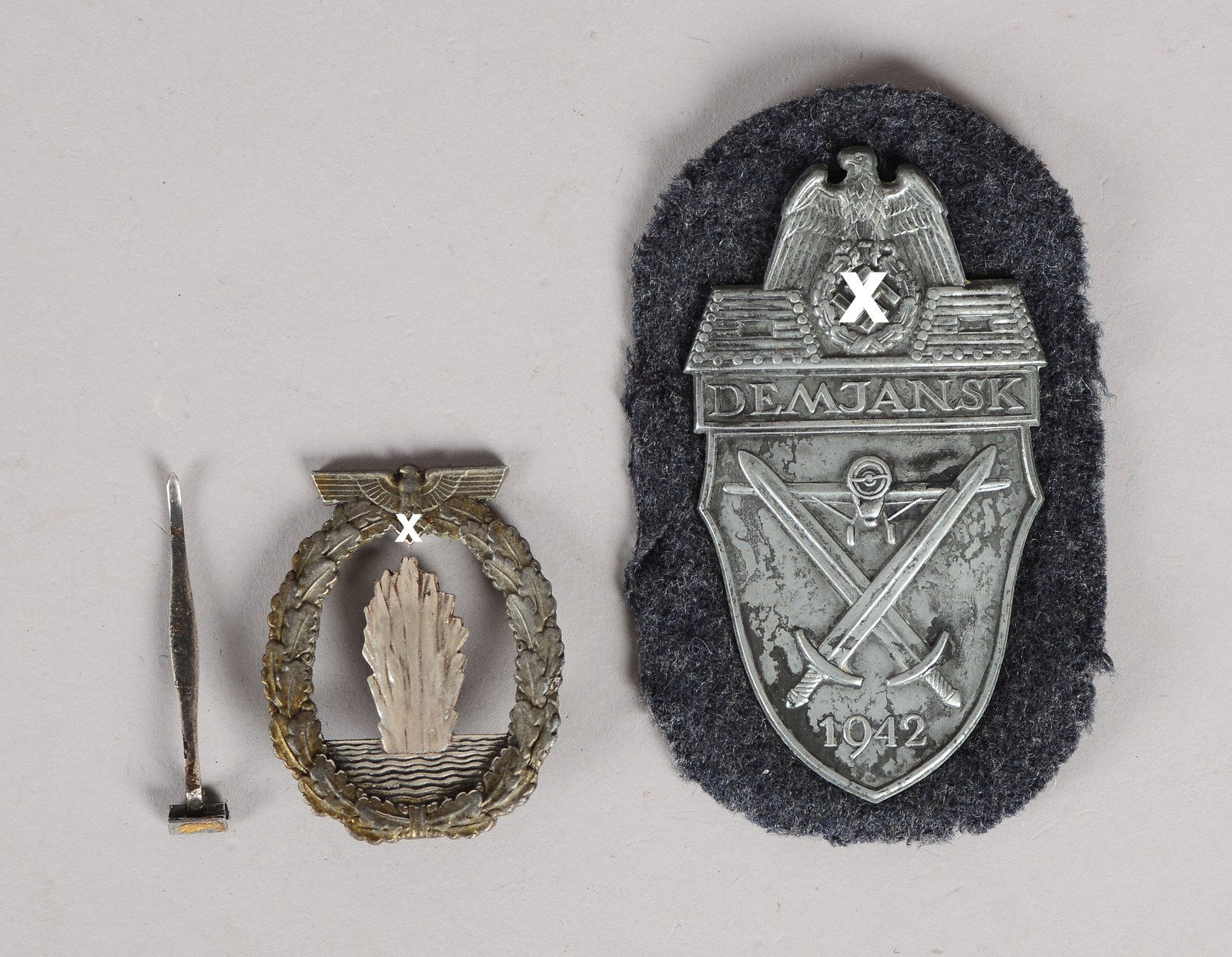 2x Militaria-Abz. ('III. Reich'): 'Minensucher', und 'Demjansk'-Ärmelschild