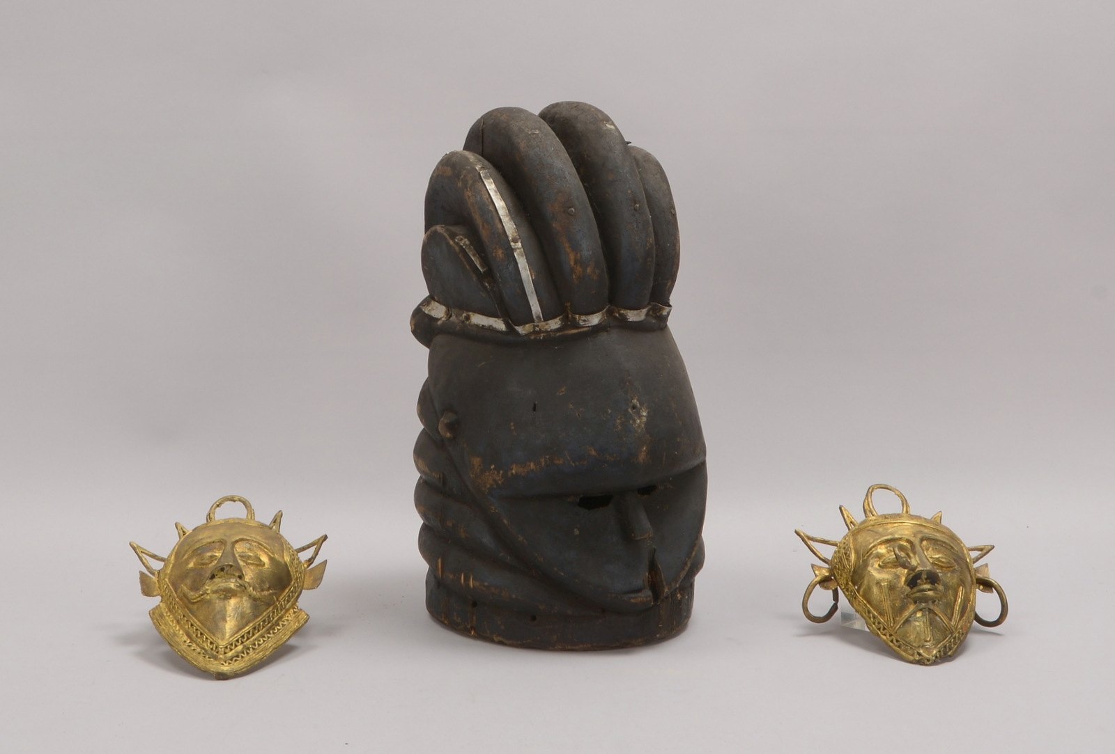 Kl. Sammlerobjekte-Konvolut (Afrika): Ritualmaske, Holz; und 2x Bronzen, 'Köpfe'