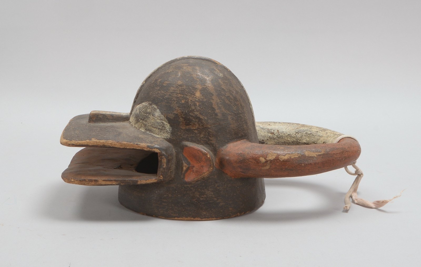 Ritualmaske (Kamerun), Holz, teils farbig gefasst; Länge 36 cm