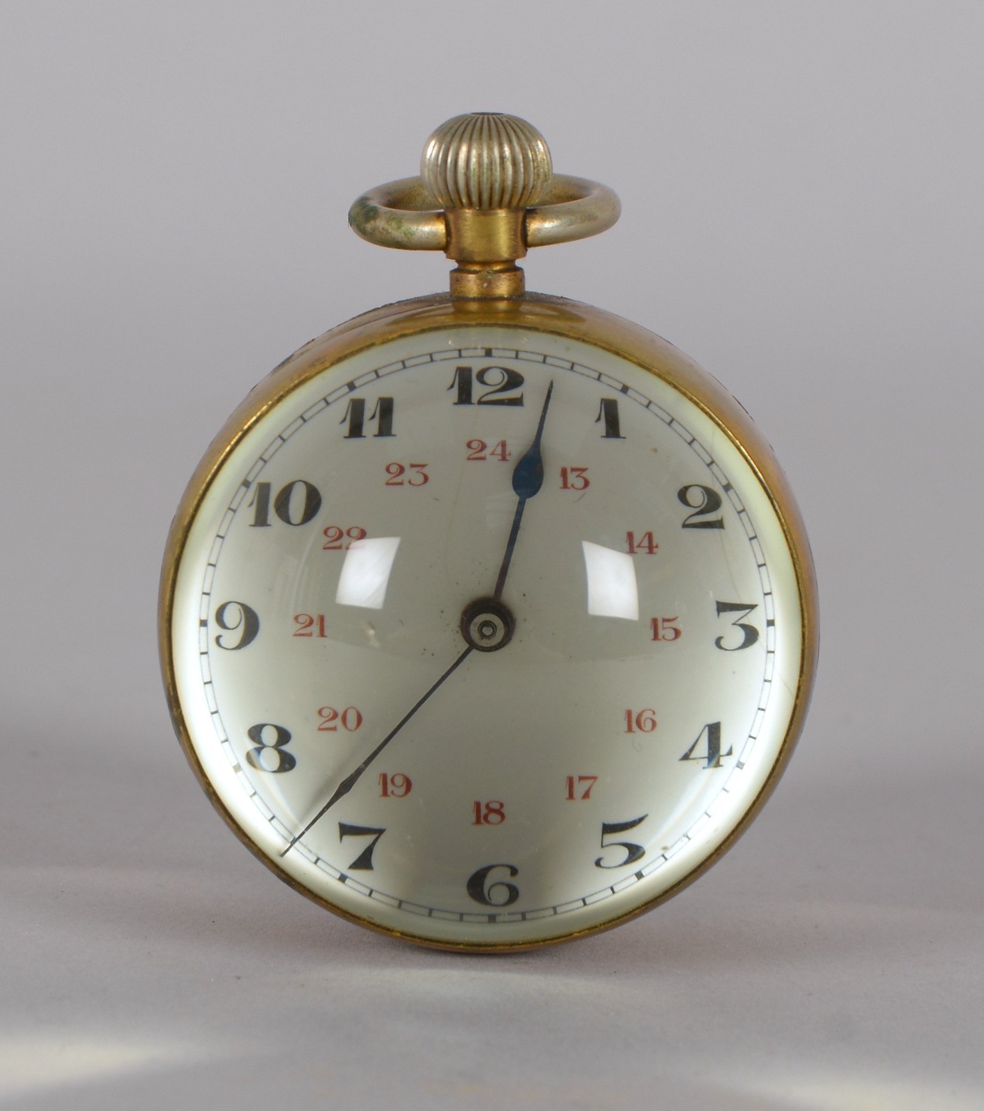 Tisch-/Schreibtischuhr, antik, kugelförm. Glaskörper mit Lupenfunktion; Ø ca. 5,5 cm