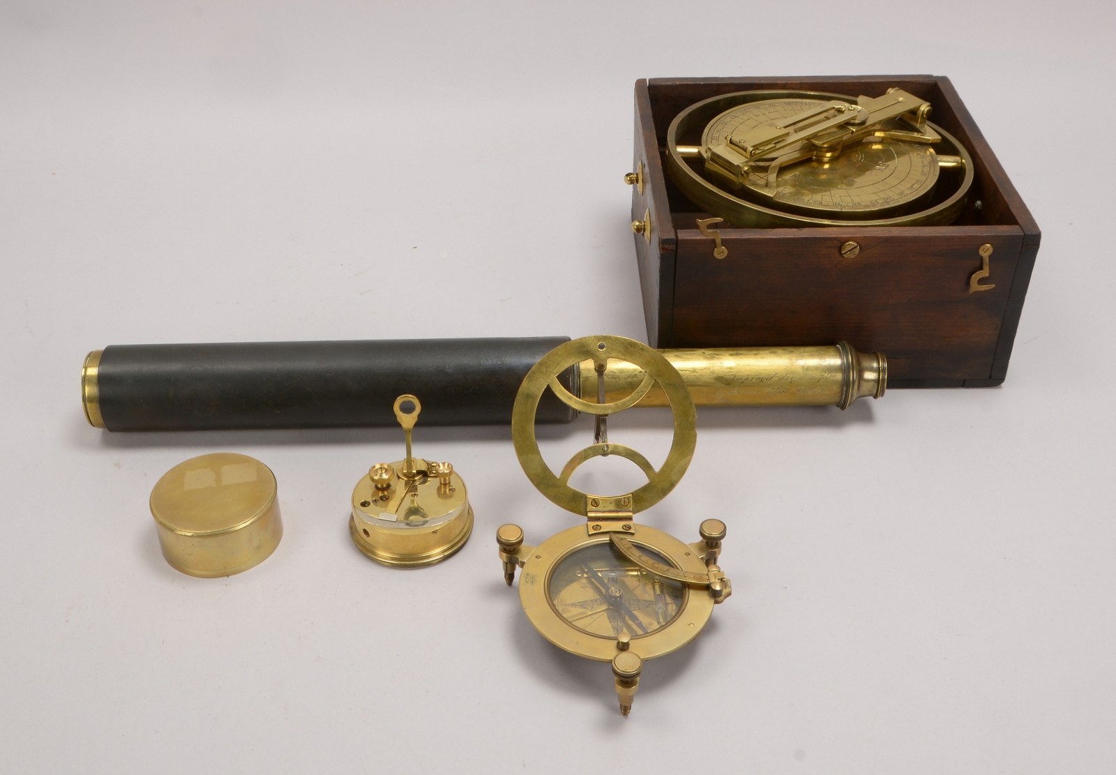 Maritimes Sammler-Konvolut, 4 Teile: Fernrohr, Sextant, 2x Kompasse - ungeprüft