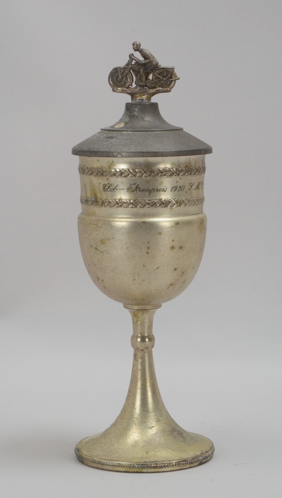 Rennsport-Pokal (1930), Metall, Deckel mit figürl. Applikation ('Motorradfahrer')