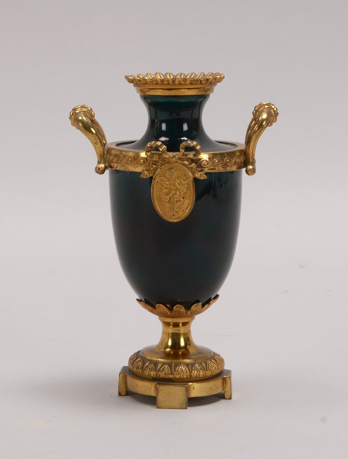 Tischvase, Keramikkorpus(?) mit Glasur in Grün, mit Bronzemontur/im Empire-Stil