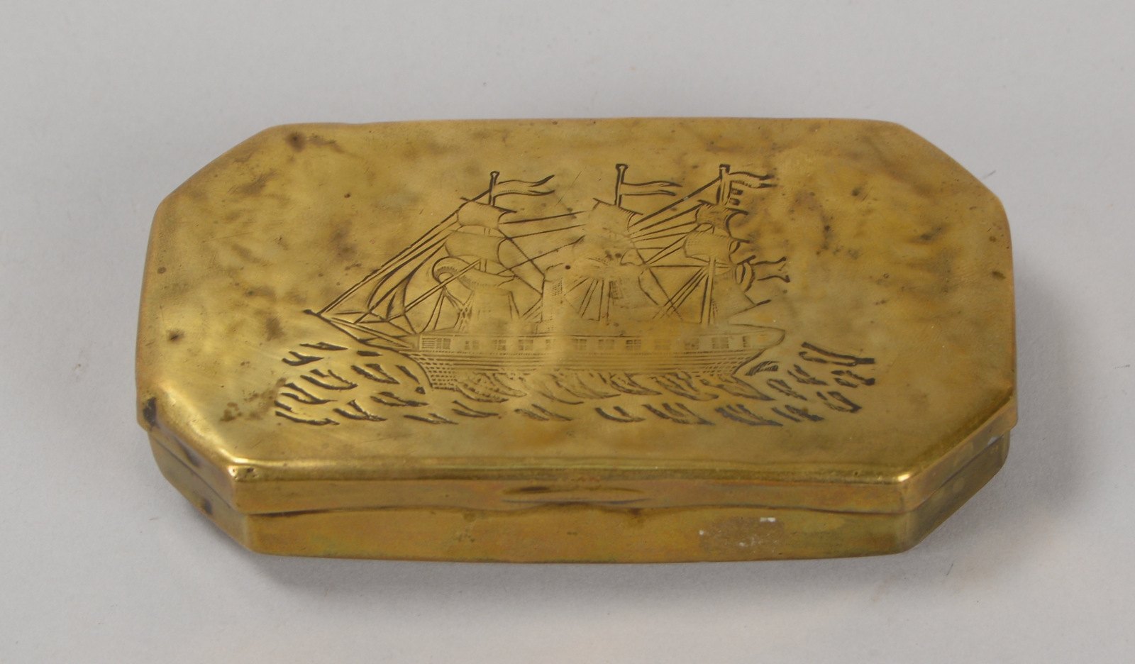 Tabakdose (18. Jhdt.), Metall feuervergoldet, Deckel mit graviertem Schiffsmotiv