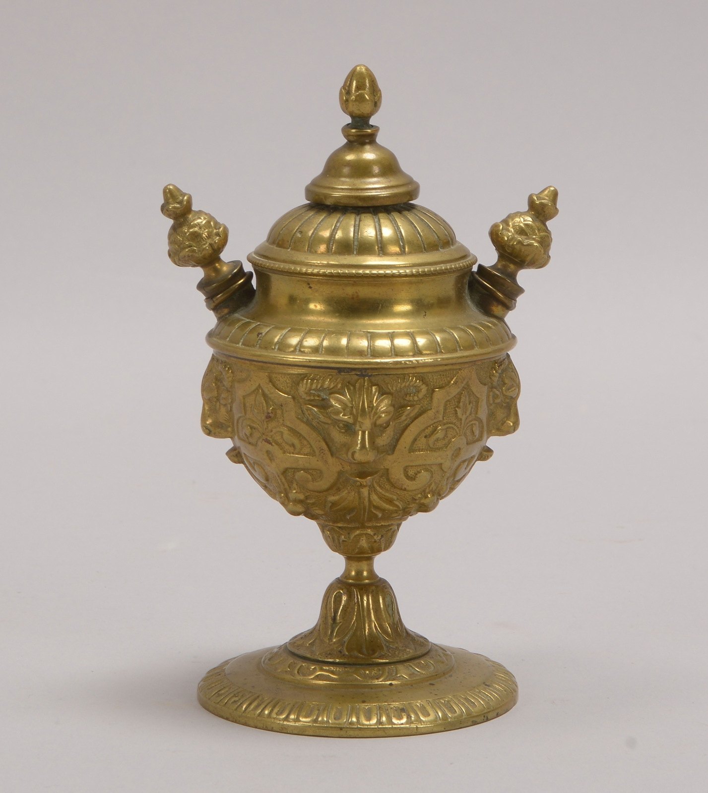 Öllampe (um 1880), Bronze, mit reliefiertem Dekor; Höhe 15 cm