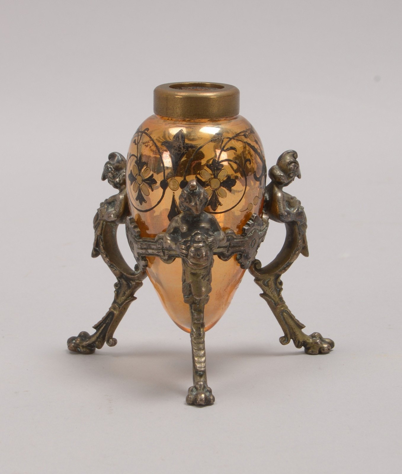 Kl. Tischvase, Amphorenform, orangef. Glas, Schwarzlot-Malerei/Gold, mit Metallmontur
