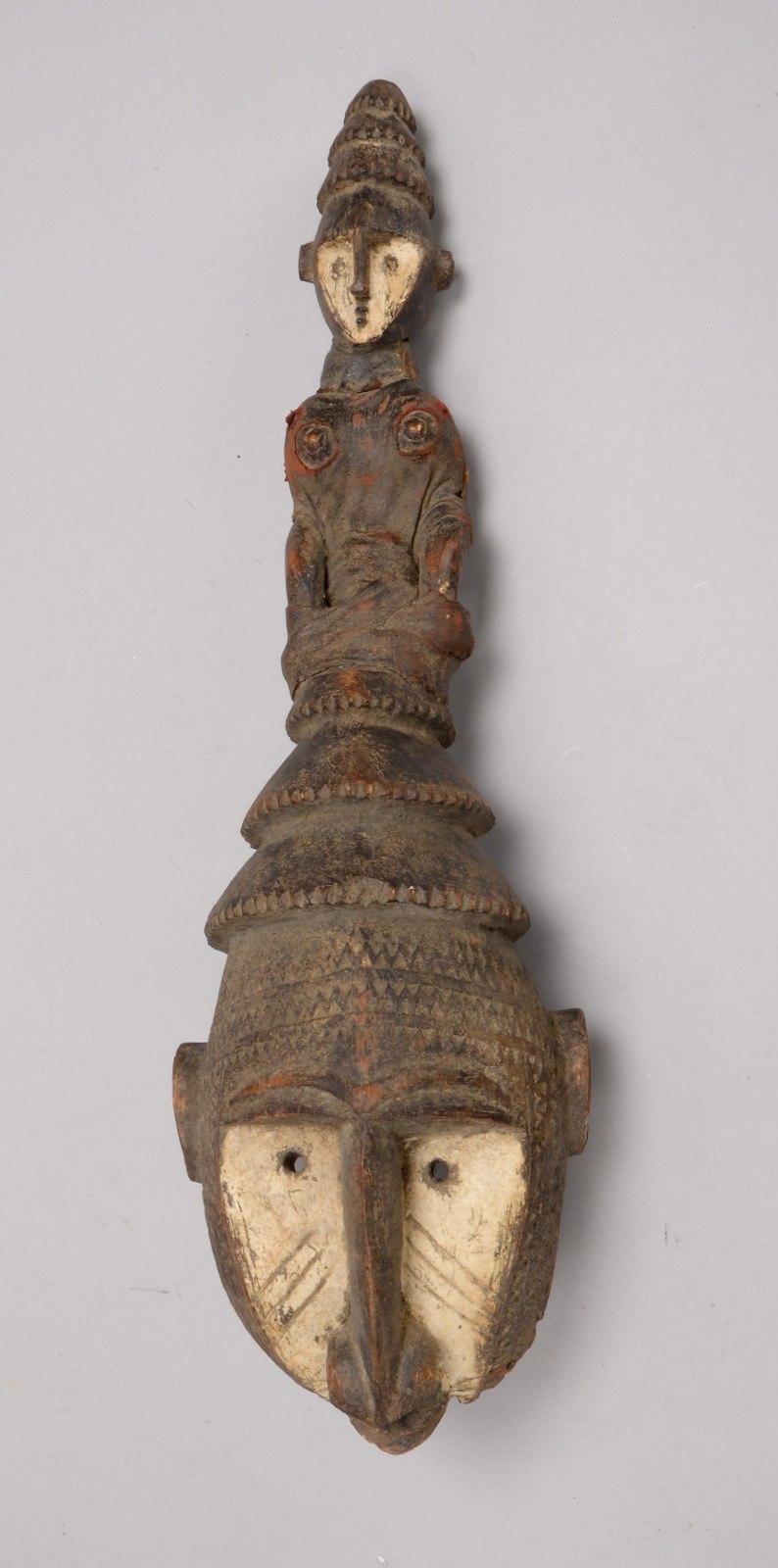 Holzskulptur/Ritualmaske (Benin), 'Kopf' mit bekrönter Figur, partiell weiß gef.