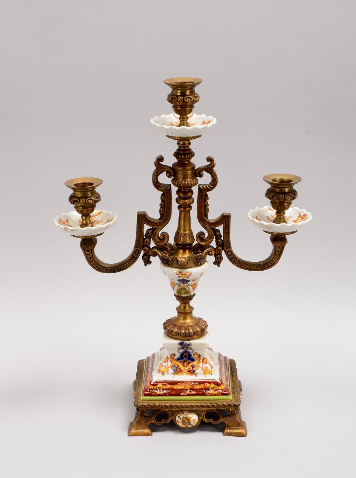 Wong Lee/Hongkong, Kerzenleuchter, 3-fl., Bronze und Keramik/craqu., handbem.