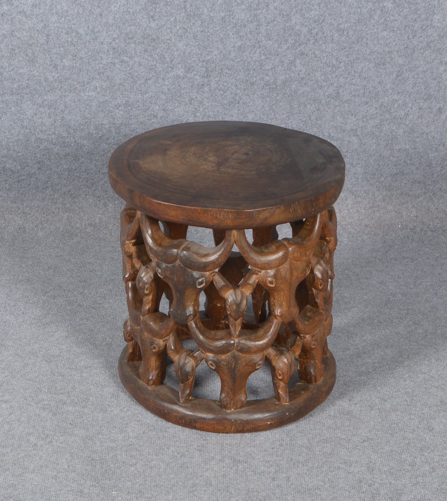 Hocker (Afrika), Holz dunkel gebeizt, Wandung figürlich durchbrochen